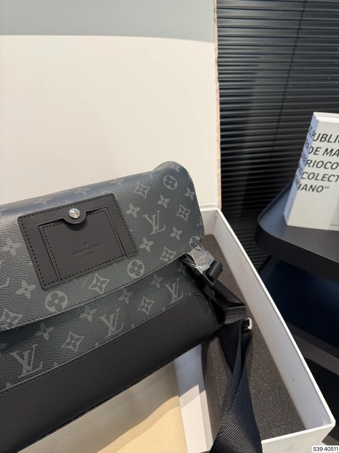 P245 配折叠盒子 经典Lv套盒 新款邮差黑武士➕挂件➕墨镜尺寸28 22 货号40511套盒