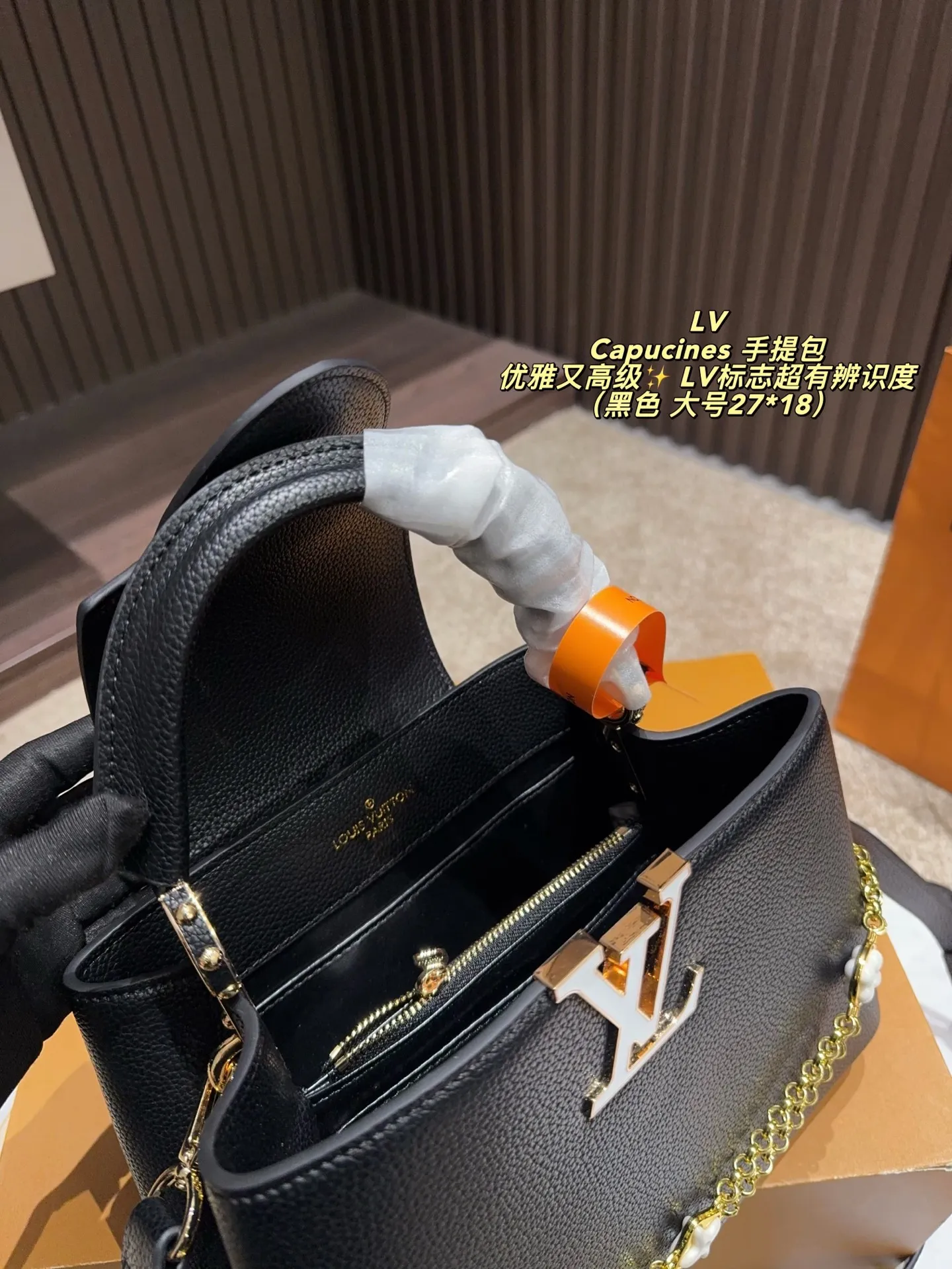 P185配折叠盒⚠️尺寸27*18 P175配折叠盒⚠️尺寸20*14 LV Capucines 手提包 优雅又高级✨ LV标志超有辨识度，手提or斜挎都OK，配可拆卸肩带，日常通勤、晚宴都能轻松驾驭。尺寸适中，收纳力满分，实用又时髦！沉稳大气，细节精致，秋冬搭配深色系服饰超加分，是LV经典系列代表款之一