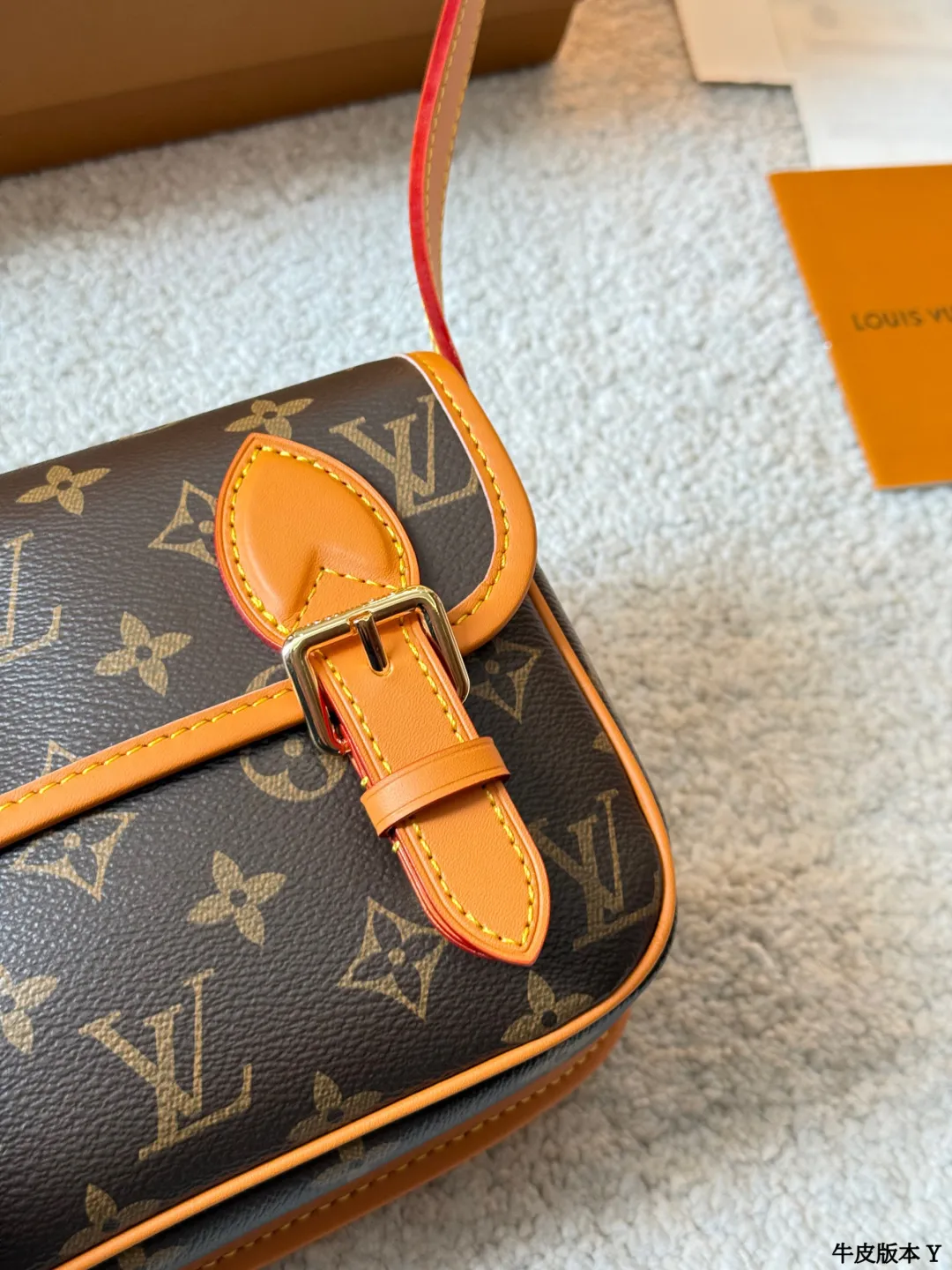 牛皮版本 p230 LV Satchel 迷你邮差包 LV Satchel迷你邮差包，经典Monogram老花帆布+深蜜色牛皮饰边，复古学院风满满！尺寸19x15cm，小巧精致，日常通勤、休闲出行都超适合艹。双扣设计+可调节肩带，单肩斜挎都OK，内部空间能装手机、钥匙、卡包等小物。灵感源自1930年代邮差包，实用又有收藏价值，男女都能轻松驾驭，搭配休闲或复古穿搭都很出彩