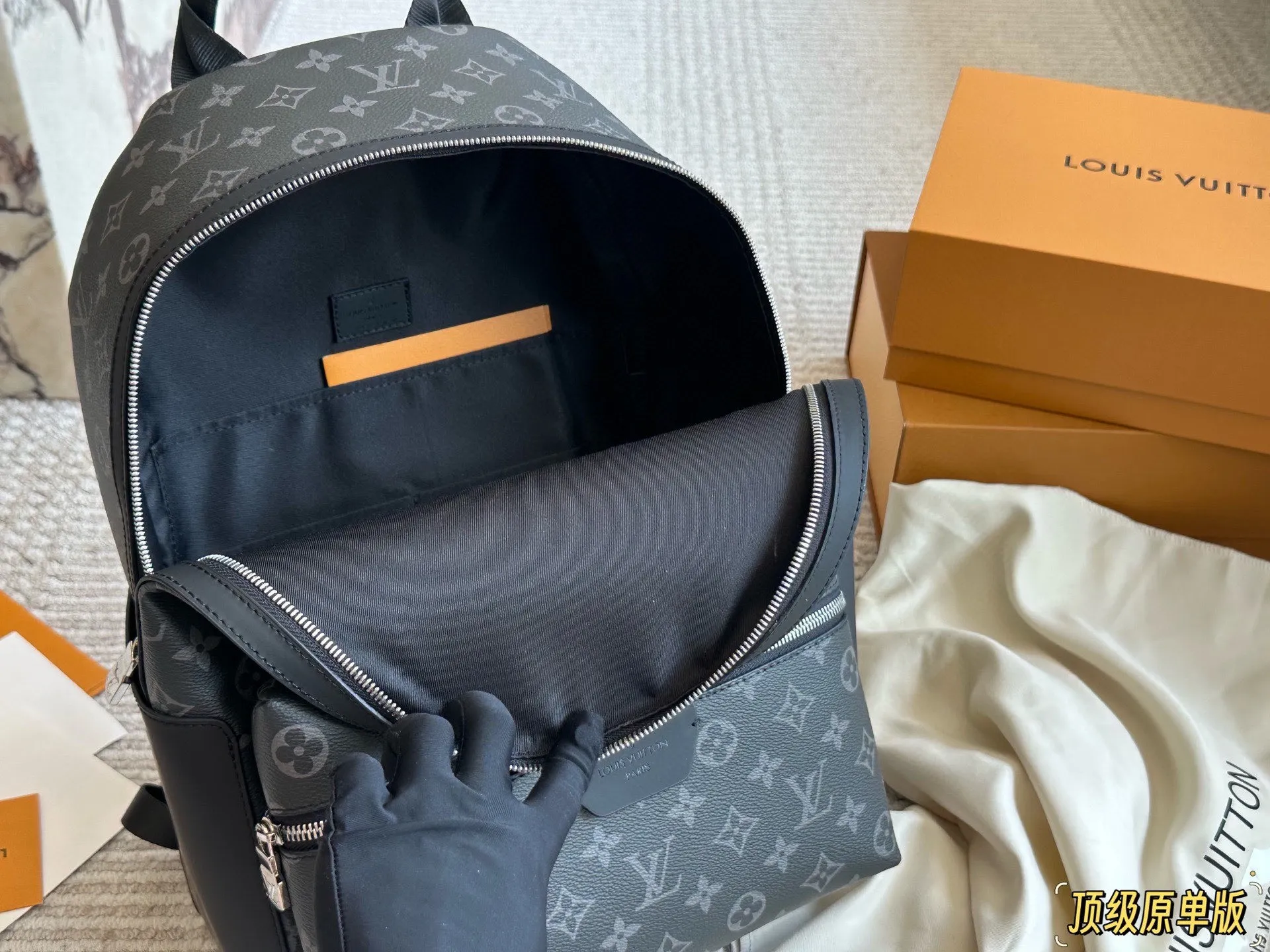 复刻版 纯牛皮 p225 经典老花潮人必备双肩包！ Discovery 小号双肩包取材 Monogram Eclipse 帆布，以更为紧凑的构型延续灵活功能。外袋、拉链前袋和开口 侧袋方便取放物品，内袋确保收纳井然有序。size： 29&times;38&times;20cm