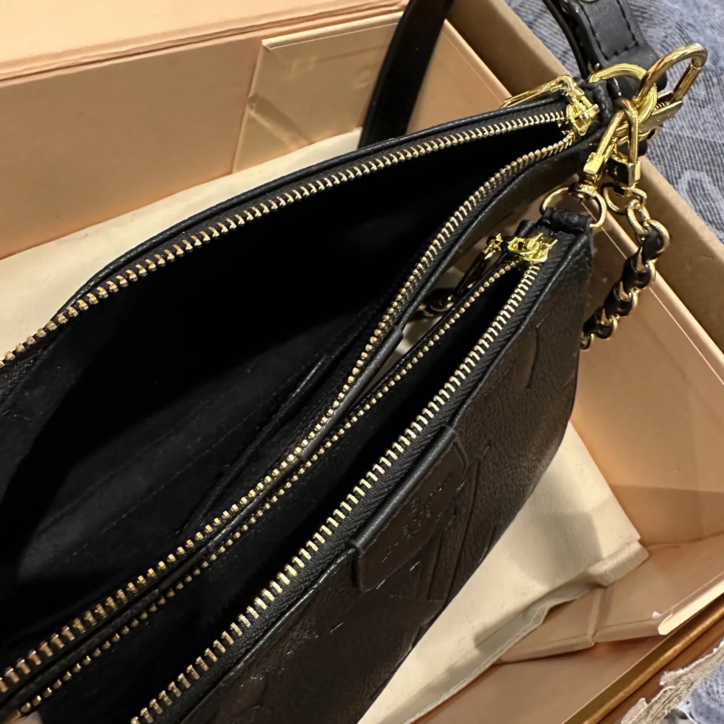 p125 折叠礼盒包装 LV 三合一”麻将包有点酷 lv三件套Multi Pochette Accessoires,这两年一直流行的复古风潮,这回再度刮回了经典Monogram上面,丰富的配件赋予了包包无穷的背法,高级变色皮,高级感十足,冬天的话也比较百搭,强烈推荐 ! 尺寸:大24*13cm 中18*11cm 小9*9cm