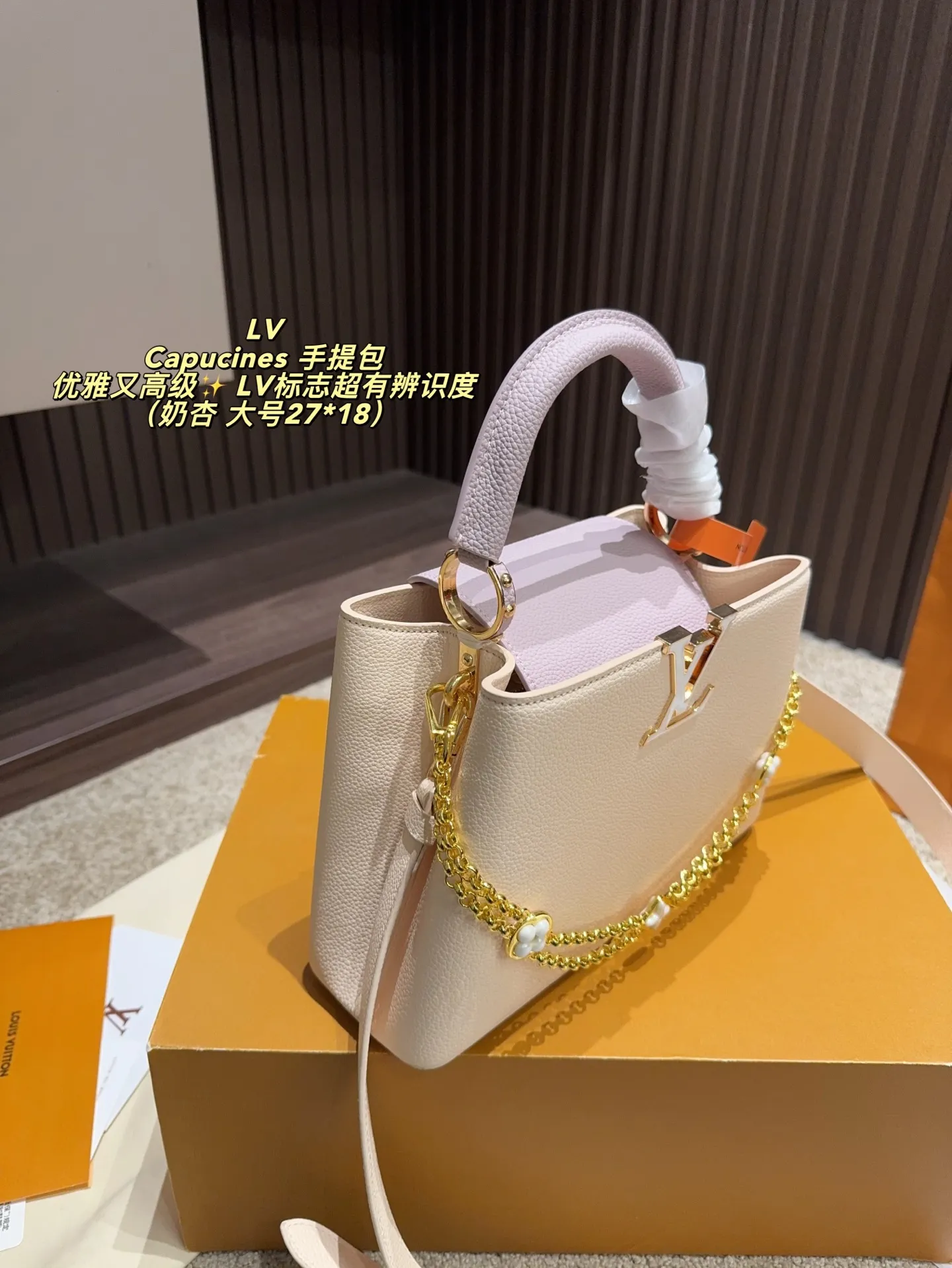 P185配折叠盒⚠️尺寸27*18 P175配折叠盒⚠️尺寸20*14 LV Capucines 手提包 优雅又高级✨ LV标志超有辨识度,手提or斜挎都OK,配可拆卸肩带,日常通勤、晚宴都能轻松驾驭。尺寸适中,收纳力满分,实用又时髦!沉稳大气,细节精致,秋冬搭配深色系服饰超加分,是LV经典系列代表款之一