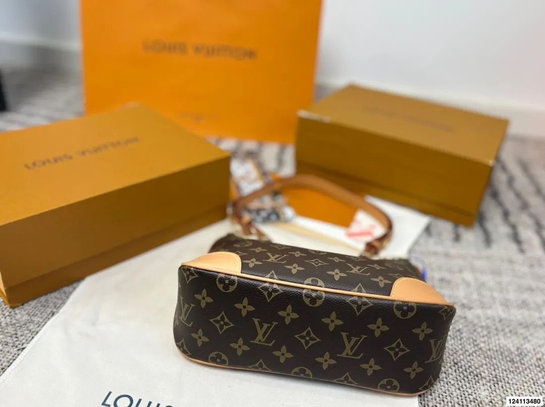 p160配礼盒🎁 Lv 牛角包 单肩斜挎中古 vintage包包v老花村上隆限定薇薇安女包LV老花限定 ！超美！好多网红潮人都在背 单肩斜挎背这款包看着简单，搭配起来特别有范！被外观真的迷倒 尺寸：26*9*15cm