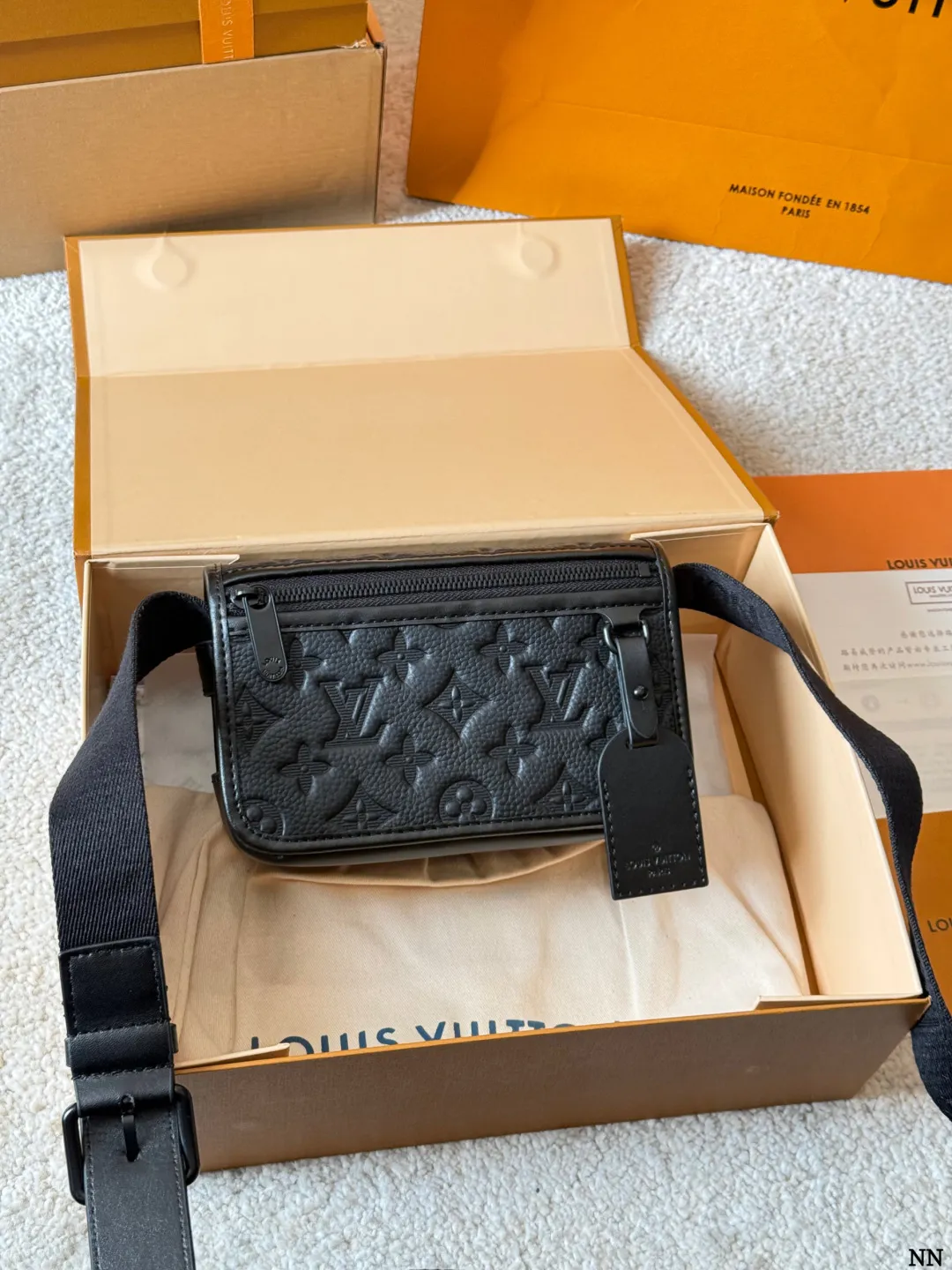 牛皮版本 p170 LV 黑花 Soft Trunk 盒子包 VLV Soft Trunk黑花盒子包，经典Monogram Eclipse黑花图案，低调又有辦识度！涂层帆布＋牛皮饰边，质感满分。配可调节肩带，单肩斜挎都OK，日常通勤、出街超百搭。内部空间合理，手机、卡包、钥匙轻松收纳，拉链开合更安全全。男女都能驾驭，时尚又实用，LV热门款必入 18.5x13x8cm18.5x13x8cm