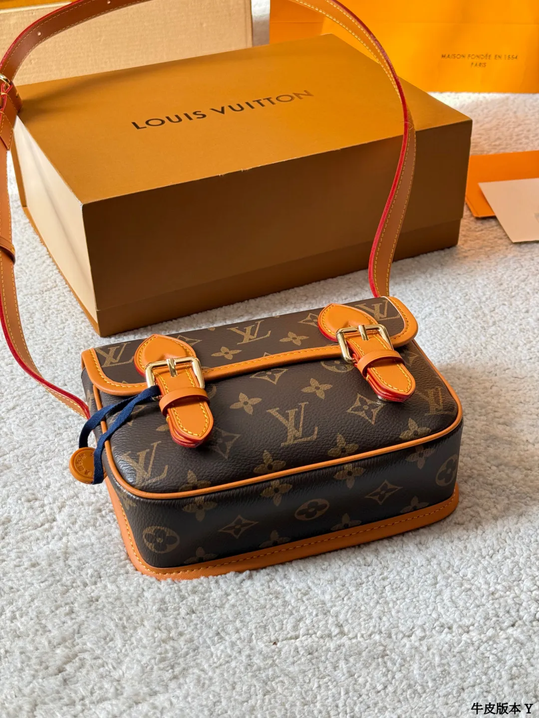 牛皮版本 p230 LV Satchel 迷你邮差包 LV Satchel迷你邮差包,经典Monogram老花帆布+深蜜色牛皮饰边,复古学院风满满!尺寸19x15cm,小巧精致,日常通勤、休闲出行都超适合艹。双扣设计+可调节肩带,单肩斜挎都OK,内部空间能装手机、钥匙、卡包等小物。灵感源自1930年代邮差包,实用又有收藏价值,男女都能轻松驾驭,搭配休闲或复古穿搭都很出彩