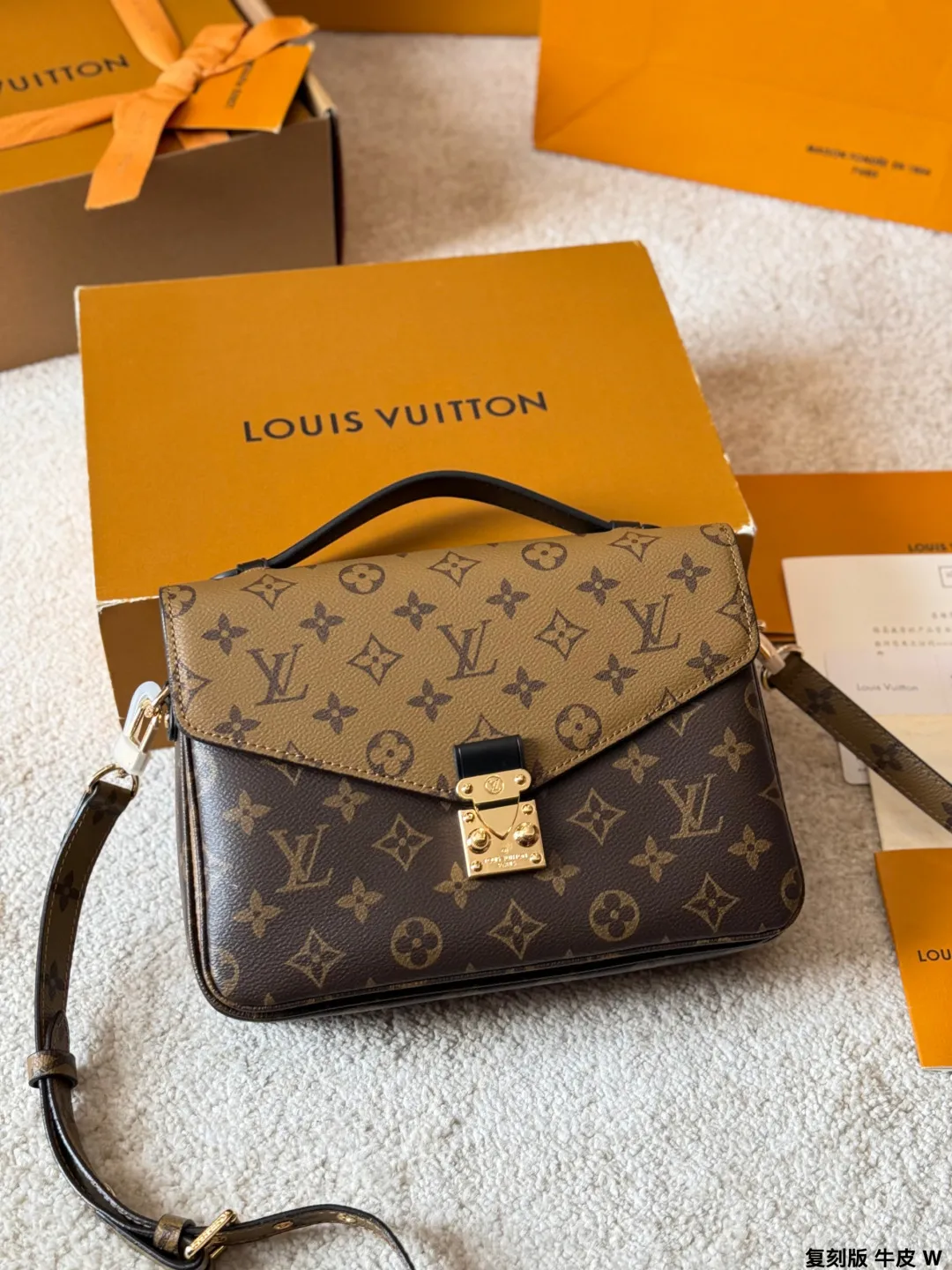 复刻版 牛皮 p195 Lv Pochette Métis 邮差包 复刻版 牛皮 邮差包老花手提单肩斜挎包,优雅低调的外形设计和宽敞的包身更加入了实用性,LV闪亮的纯钢金色五金配件- 可调节肩带,配有树糕皮的肩垫,拉链闭合 超细纤维内衬 尺寸:25*20cm