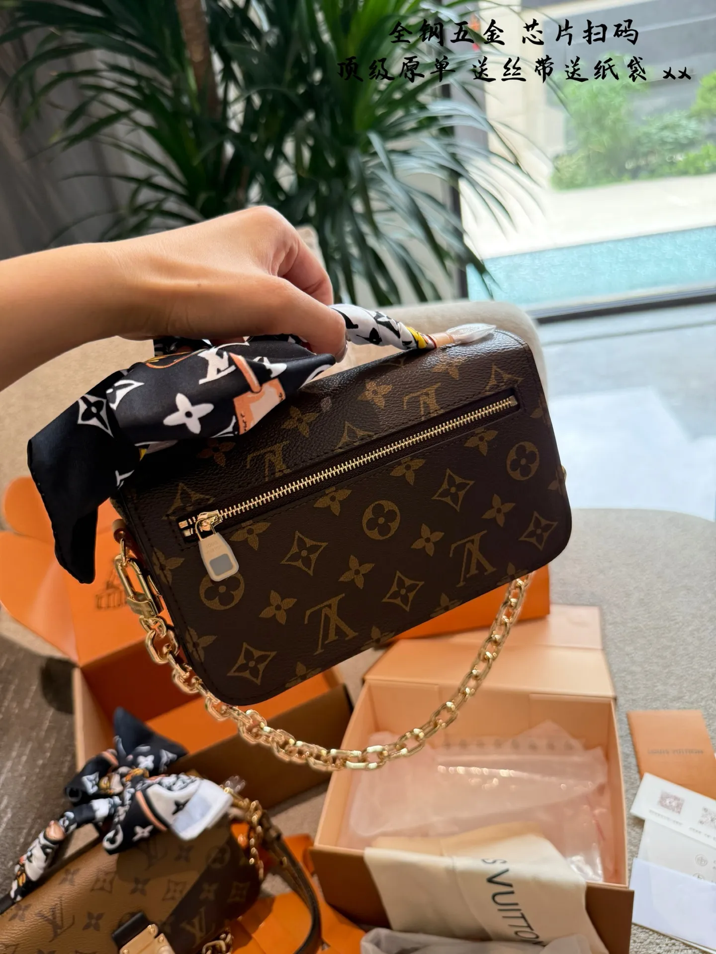 p350升级版全钢五金 送丝带 LV路易威登Mini老花小邮差 Pochette Metis East West ■尺寸: 21.5*13.5*6cm■ Mini小邮差延续经典元素的同时又增添新的魅力,链条可拆卸的设计，老花肩带可调节, 链条可当腋下包，复古风十足， 老花肩带可斜挎，可肩背, 随意拆卸肩带搭配都能拥有不一样的造型效果, 包自重非常轻巧且内设分类隔层设计，更加人性化使用.感，绝对是这一届新款的黑马，大爆款的推荐!