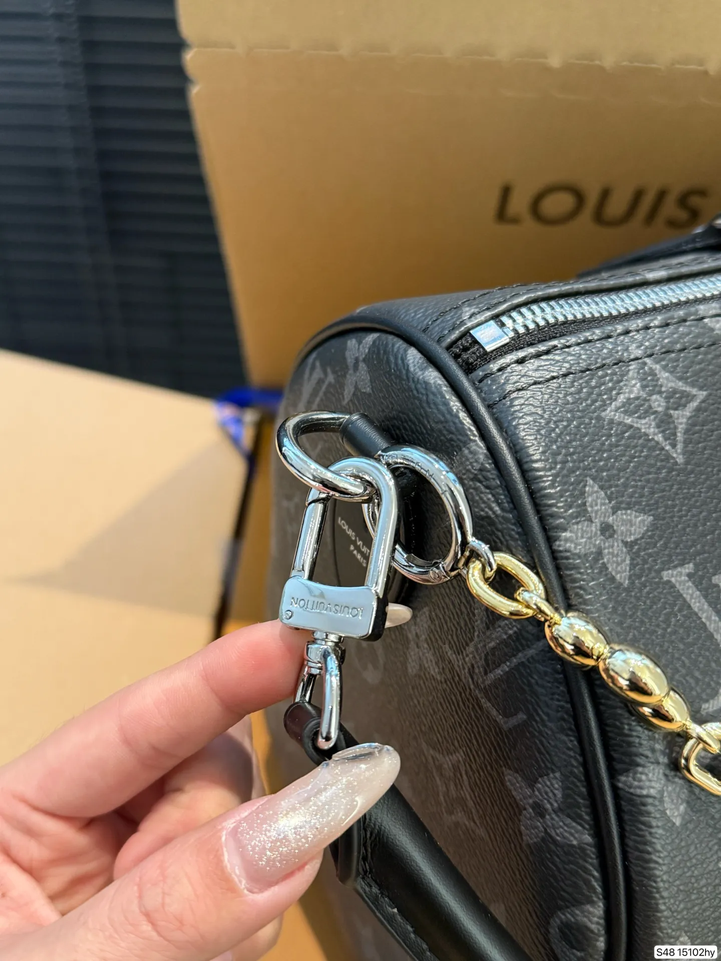 P290 配飞机盒折叠盒 Lv X Nigo Keepall 30.枕头包 手袋是一款理想的都市手袋。 标志性的造型与经典的 Monogram 帆布,加之多种携带方式和奢华的天然饰边为该包平添一份时尚前卫之感。尺寸:30 21货号15102