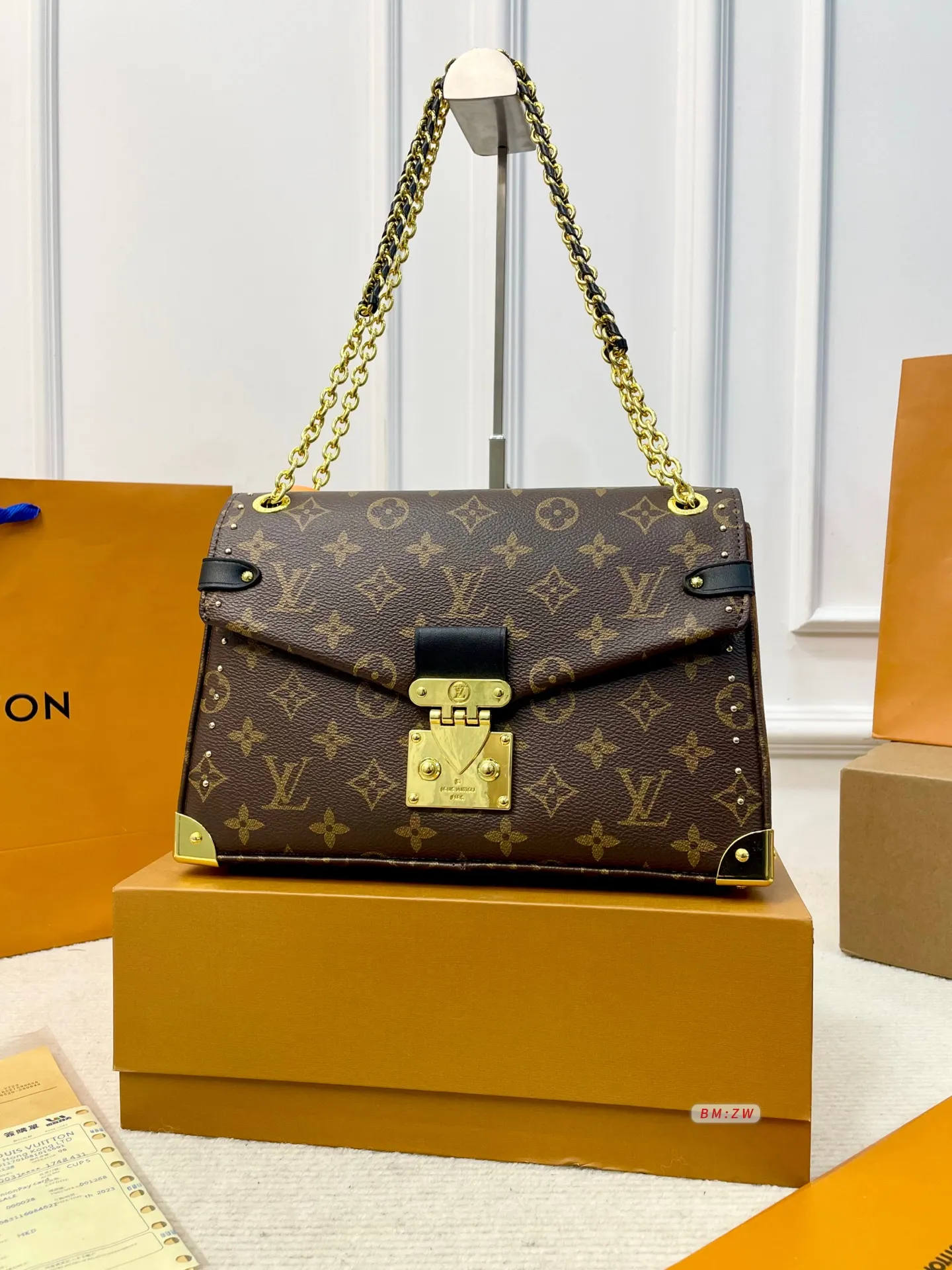 💰185 配折叠盒子 LV Trunkie链条包,2025春夏系列新品,经典Monogram老花帆布+金属链条,复古又时髦✨。小巧精致,配可拆卸肩带,手提、单肩、斜挎都OK!灵感来自LV档案馆,融合邮差包元素,翻盖+金属锁扣超有辨识度🧳。内部空间合理,通勤出行都很实用,是经典与现代的完美结合! 尺寸:26*8*17