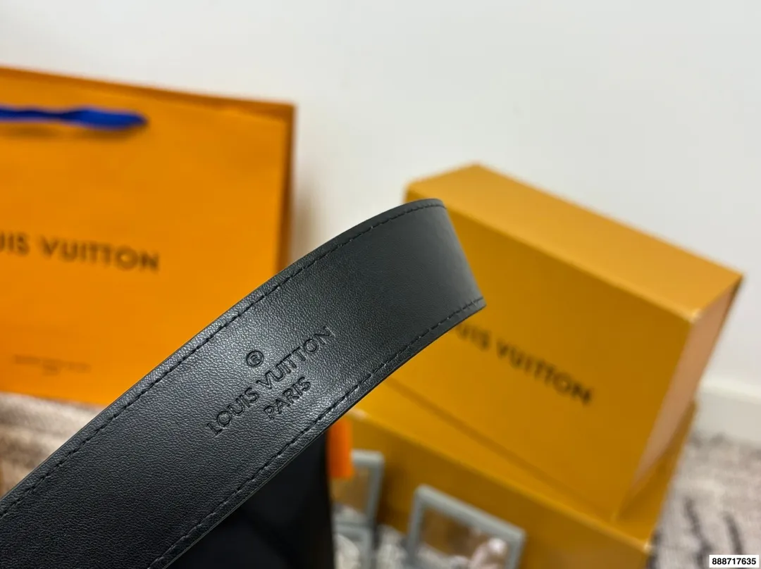 p185双盒 163芯片 围巾饰品＋80（款式随机） 尺寸42.32 LV 路易威登新款carryall链条购物袋🛍️ LV新出的全黑色Dark cargo carryall空间超级ok～ 皮质超有质感，随性简约 带一点老花，今年的新一代包神