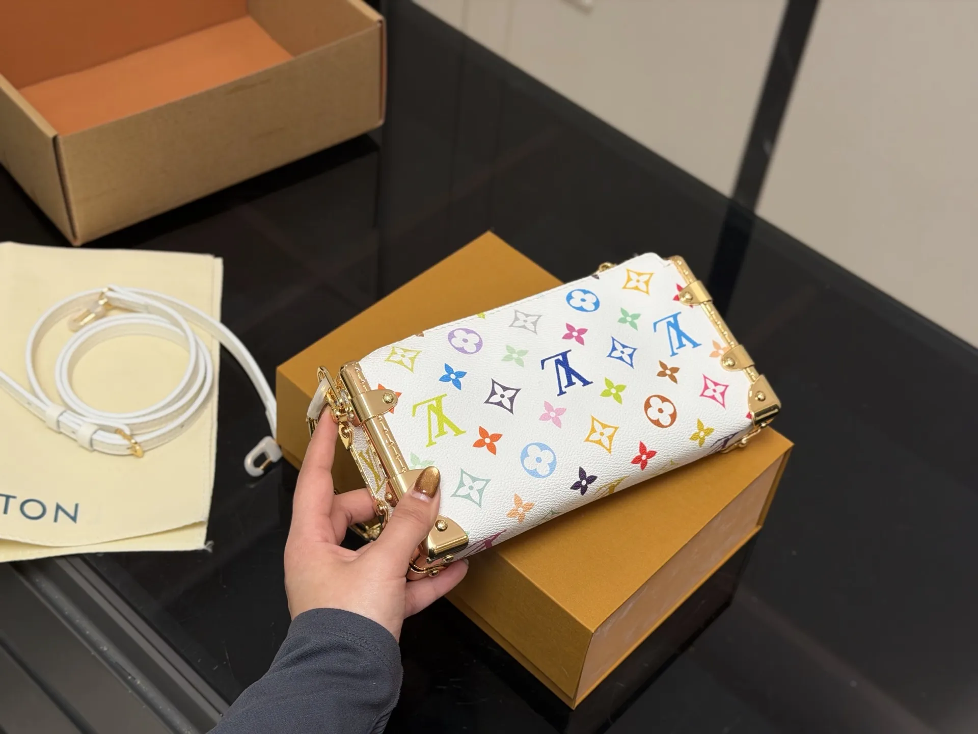 ¥225 (折叠盒➕飞机盒) size:23*11cm 超时空爆款 Lv王炸新款包 横版谷爱凌 一定要入的它! 超级洋气 upupup 搜索🔍Lv 软箱子(盒子)