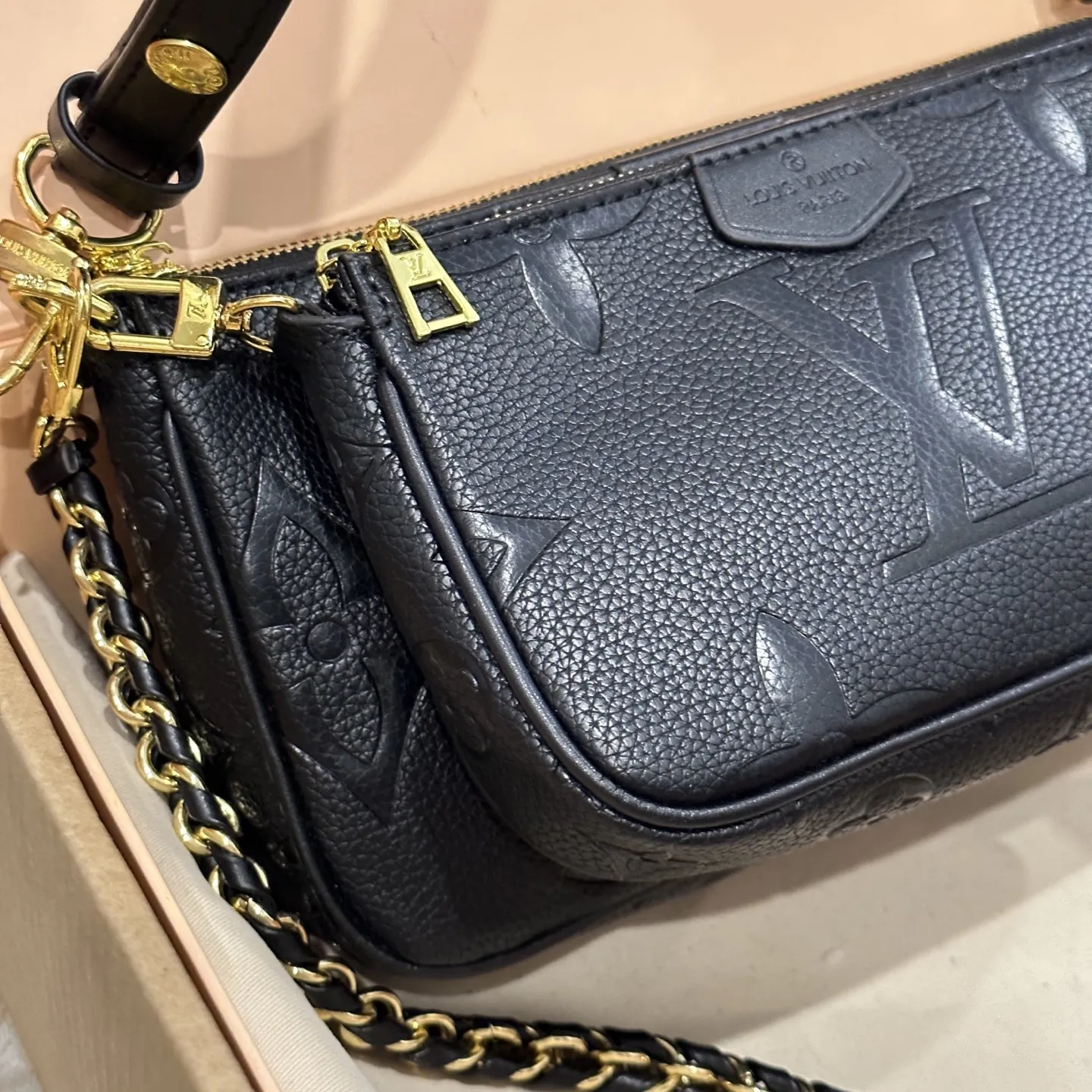 p125 折叠礼盒包装 LV 三合一”麻将包有点酷 lv三件套Multi Pochette Accessoires,这两年一直流行的复古风潮,这回再度刮回了经典Monogram上面,丰富的配件赋予了包包无穷的背法,高级变色皮,高级感十足,冬天的话也比较百搭,强烈推荐 ! 尺寸:大24*13cm 中18*11cm 小9*9cm
