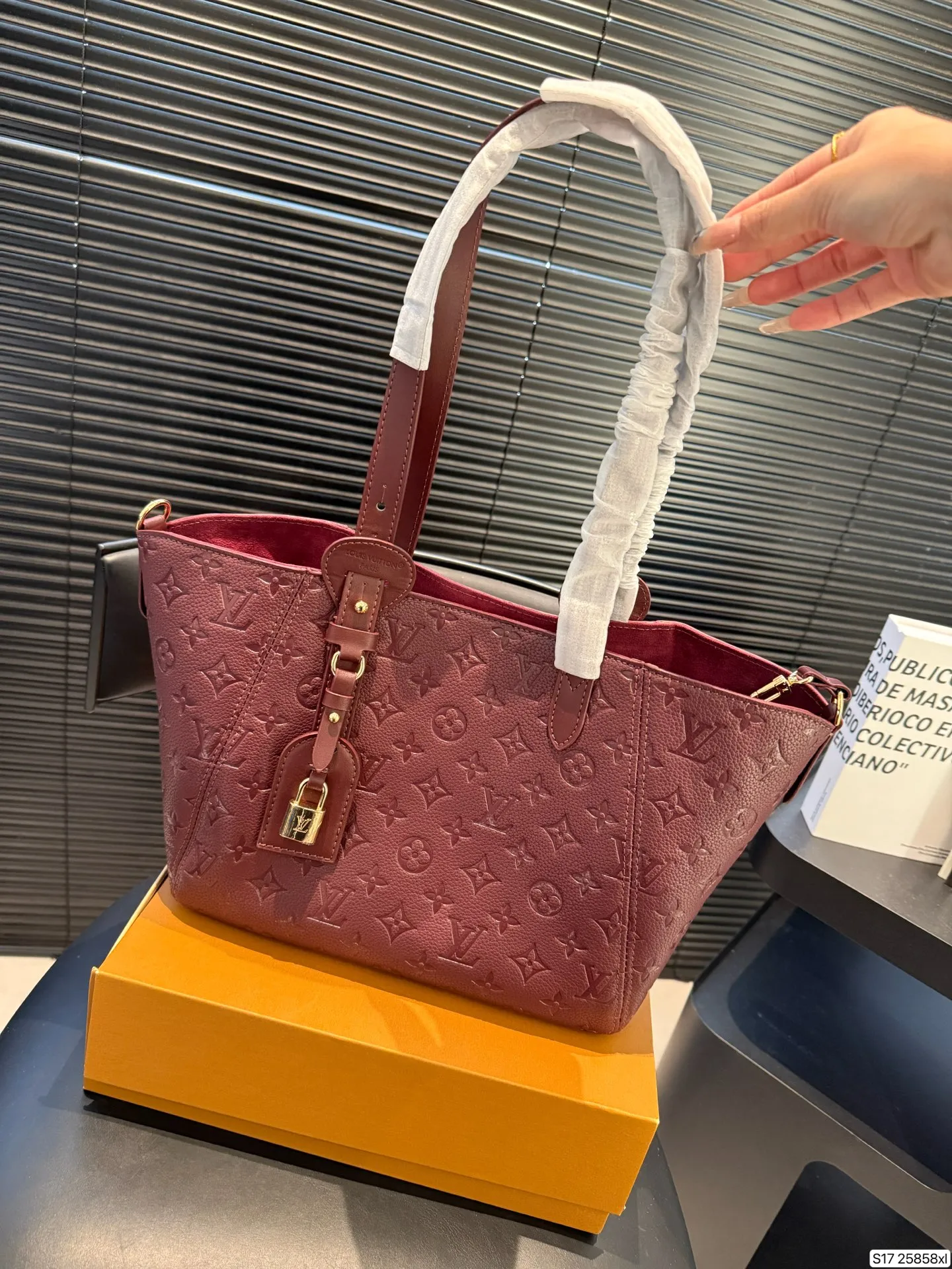 P135 配折叠盒 LV新款 all in one实拍,又优雅住了 LV皮质款一如既往的有质感哇🎊 这次出了黑色和大象灰两个颜色 比较低调一些,会更有质感 高质感轻松拿捏啦 尺寸28 25货号25858