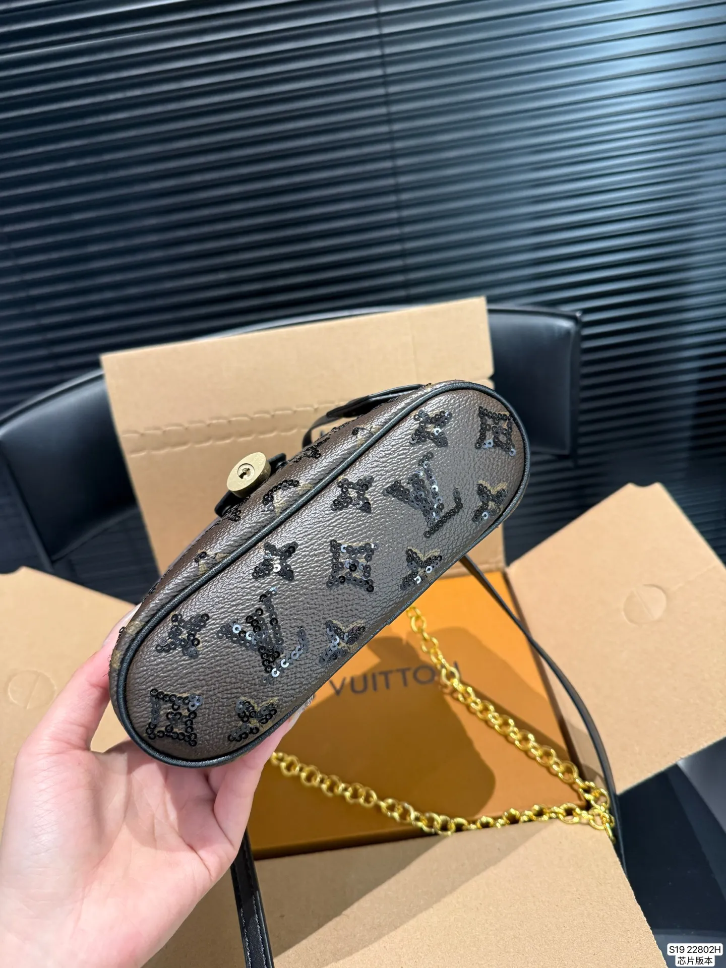 P145 配飞机盒折叠盒子芯片版本 季的化妆包颇受时尚界的青睐,看到第一眼就种草了!!造型很硬核 但空间很实用~走在路上就是一道行走的风景线啊。回头率杠杠的~ 而且真的好好搭!瞬间成为了这季街拍中的常客这只精致的LV化妆包,难道她不香吗~今年度过炎炎夏天的动力 ,就靠她给我补给了尺寸:19 12 货号22802