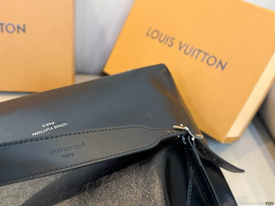 原版复刻¥220飞机盒 钢五金163变码芯片 8月新款LV OFF DUTY VIBE也叫“下班包” 背上它一键去除班味儿,化身都市丽人😍 甜酷中带着一丝儿随性慵懒 包包是抽绳设计,可以单肩也可以斜挎 下班背上它,说走就走 一起来开启下班模式 尺寸:中号单肩包35 37