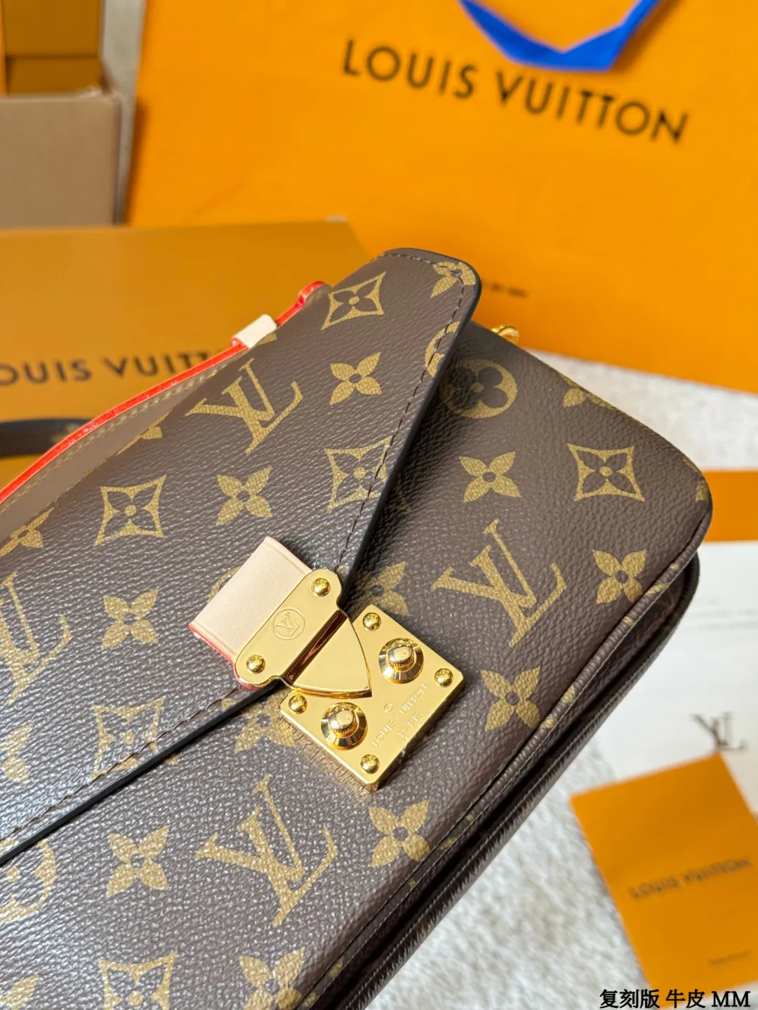 复刻版 牛皮 p270 Lv Pochette Metis East west Mini 新款邮差包 LV邮差包老花手提单肩斜挎包,优雅低调的外形设计和宽敞的包身更加入了实用性,LV闪亮的纯钢金色五金配件- 可调节肩带,配有树糕皮的肩垫,拉链闭合 超细纤维内衬 尺寸 21 14cm 配折叠礼盒🎁 牛皮