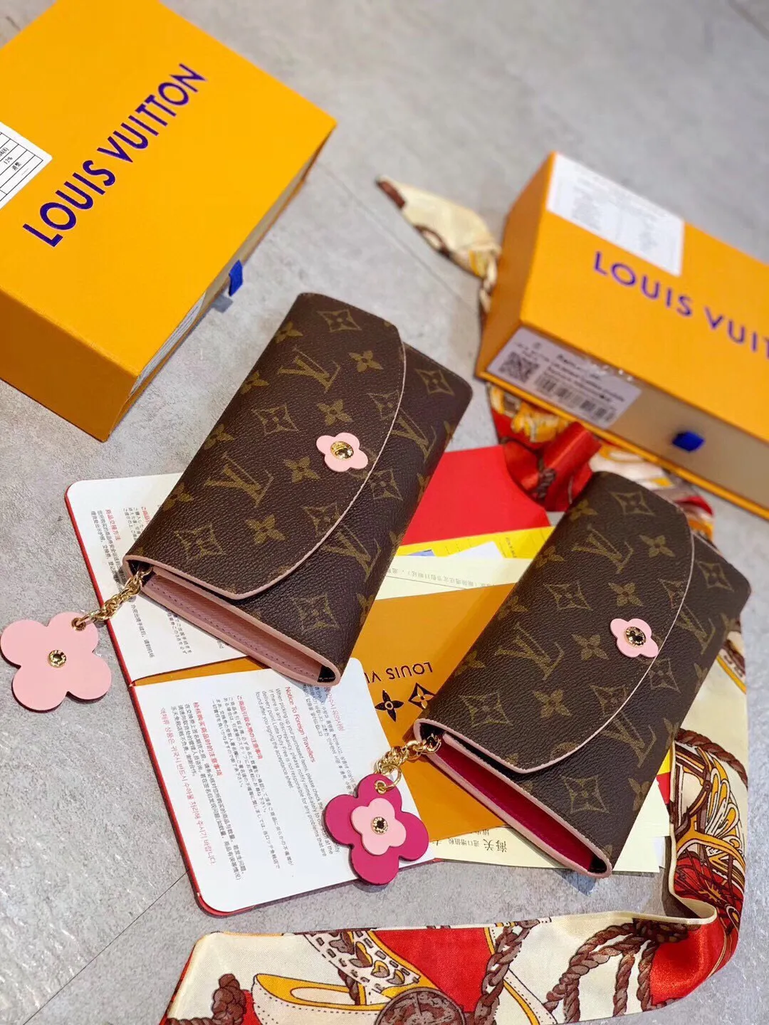 P100🎀🎀颜色 粉红 玫红🎀尺寸 19x10🎀Lv🔥四叶草豆豆百花盛开👍路易威登经典EMlLlE 钱夹 优雅而实用 粉色皮革饰边与可爱的Monogram花卉装饰尽显精致柔美🆕❤️升级版
