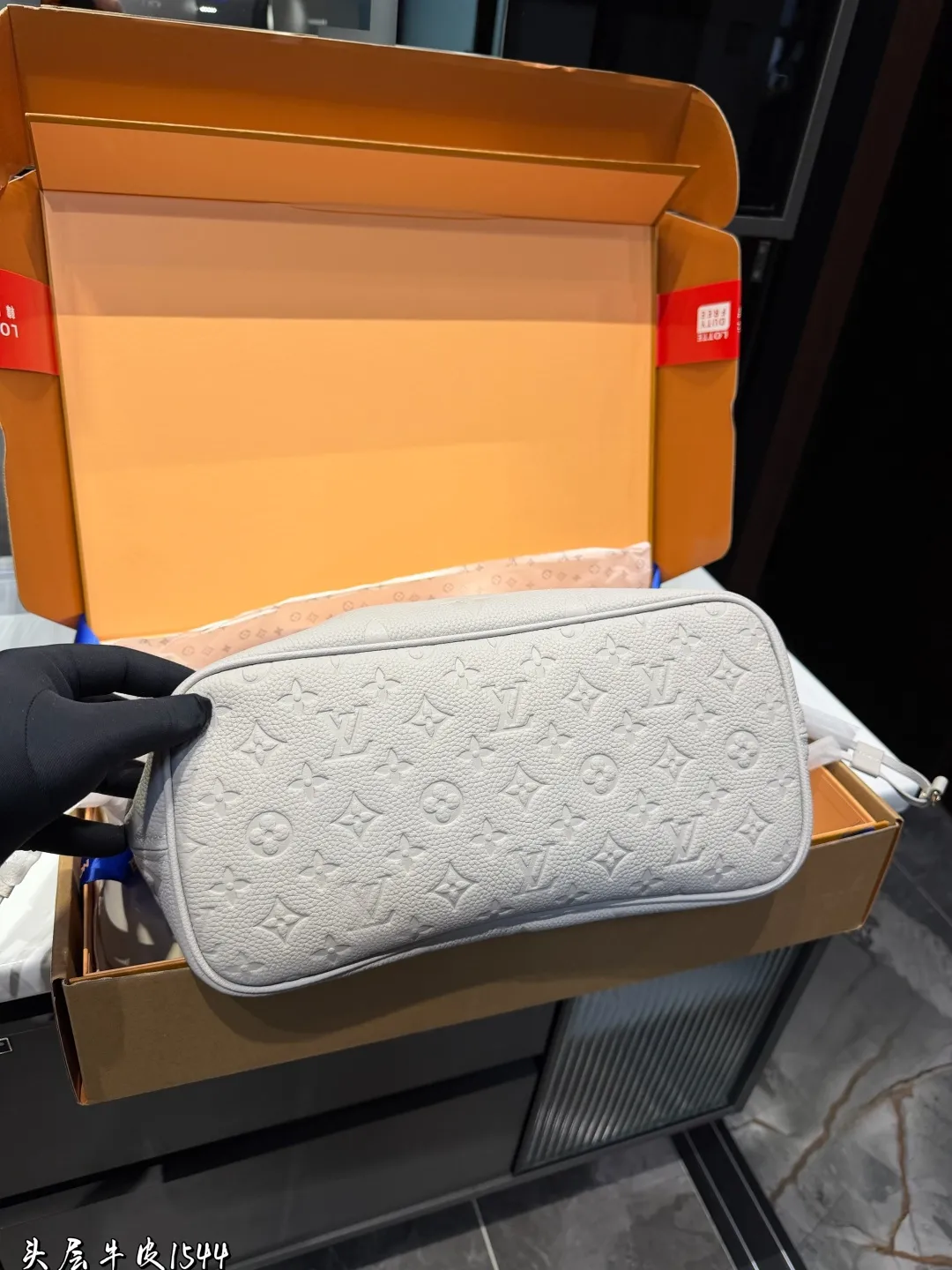 ❤️头层牛皮 p310❤️ Lv牛皮L家 Neverfull 中号购物袋！入门级的款式哦！绝对的终身款！此物经典不言而喻！街拍和实用都是非常nb的选择！大家拿到后可以感受下，皮质颗粒之间空袭分明，宽度平均，摸上去软硬适中，尺寸 32*28cm