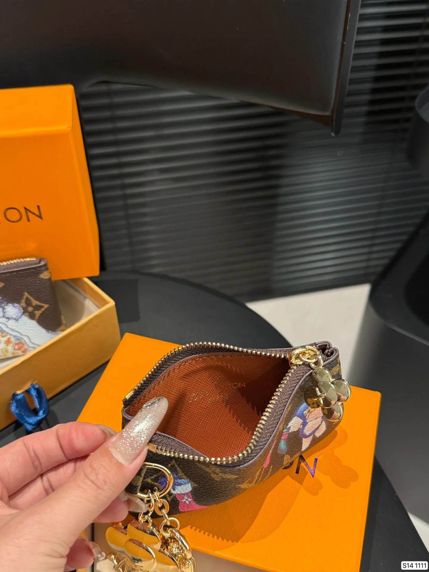 P120 配盒子 今天着重介绍一下我最爱的小卡包十钥匙包+零钱包： 驴牌老花~ 外形就比银行卡大一圈，内部刚好可以放下 尺寸11.5 6 货号1111