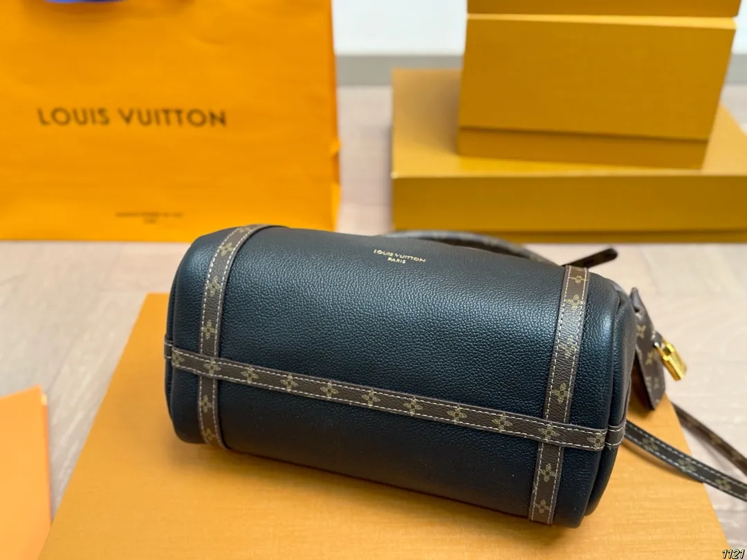 纯皮¥240飞机盒钢五金 专柜同步163变频芯片 LV路易威登Express枕头包 配有可拆卸肩带🉑自由转换 手提,肩背或斜挎等各种造型背法 极具松弛感 上身效果时髦好看‼️ 尺寸:小号26 15