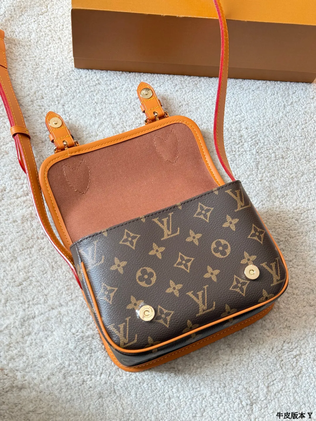 牛皮版本 p230 LV Satchel 迷你邮差包 LV Satchel迷你邮差包，经典Monogram老花帆布+深蜜色牛皮饰边，复古学院风满满！尺寸19x15cm，小巧精致，日常通勤、休闲出行都超适合艹。双扣设计+可调节肩带，单肩斜挎都OK，内部空间能装手机、钥匙、卡包等小物。灵感源自1930年代邮差包，实用又有收藏价值，男女都能轻松驾驭，搭配休闲或复古穿搭都很出彩