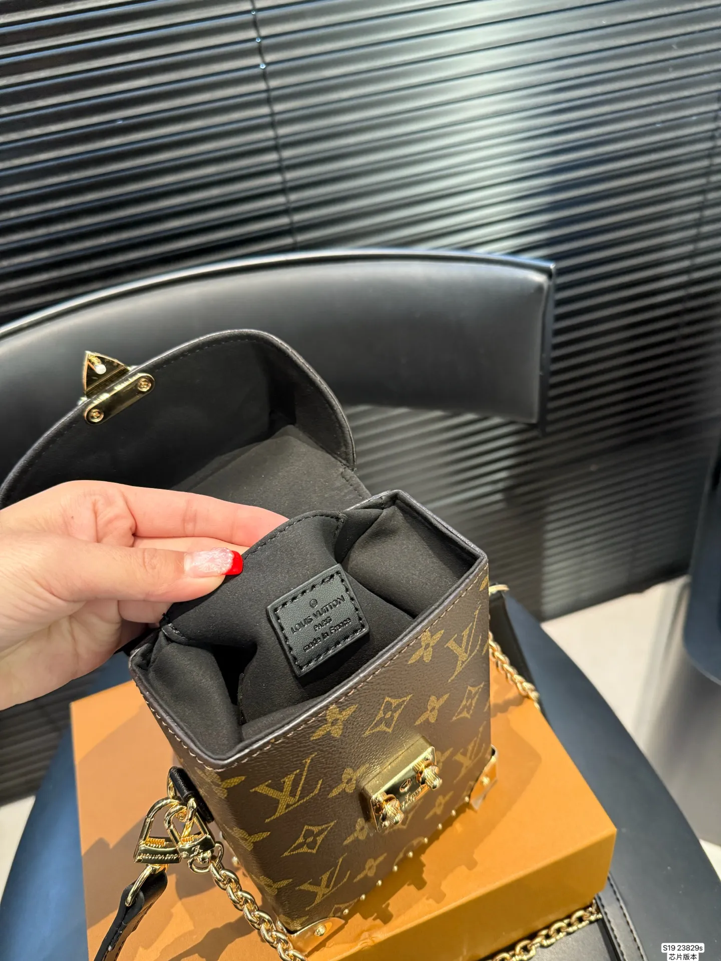 P145 配盒子 Lv手机包芯片版本 LV | 老花新款Metis手机包圃首发实拍分享LV 能放下16PROMax啦 出门特别方便 链条是和金属拼接，时髦感满满! 尺寸：12 17 货号23829s