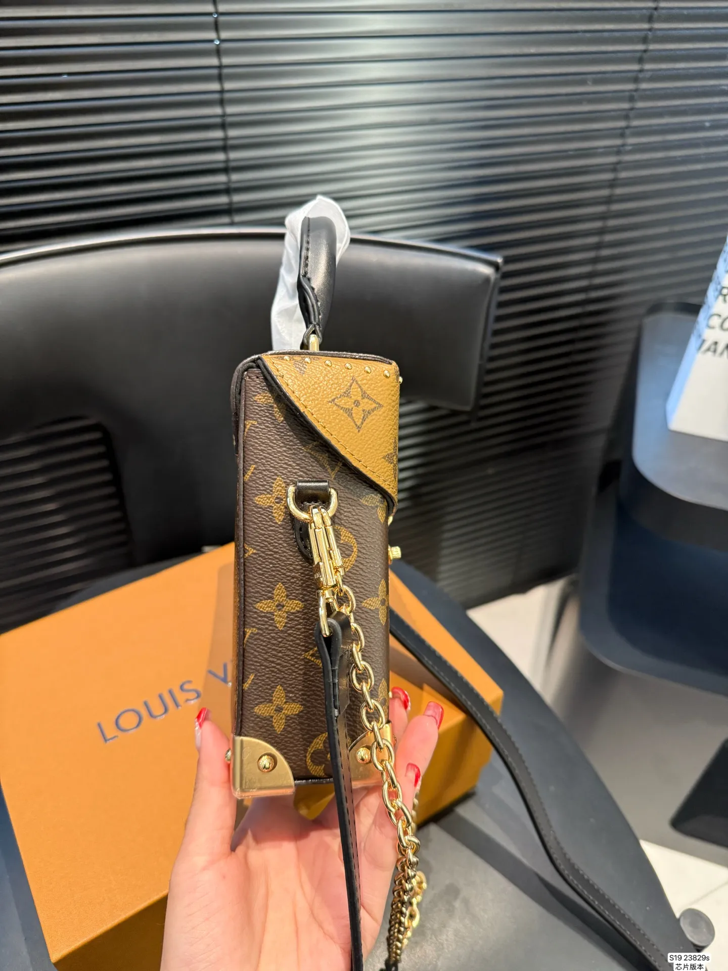 P145 配盒子 Lv手机包芯片版本 LV | 老花新款Metis手机包圃首发实拍分享LV 能放下16PROMax啦 出门特别方便 链条是和金属拼接，时髦感满满! 尺寸：12 17 货号23829s