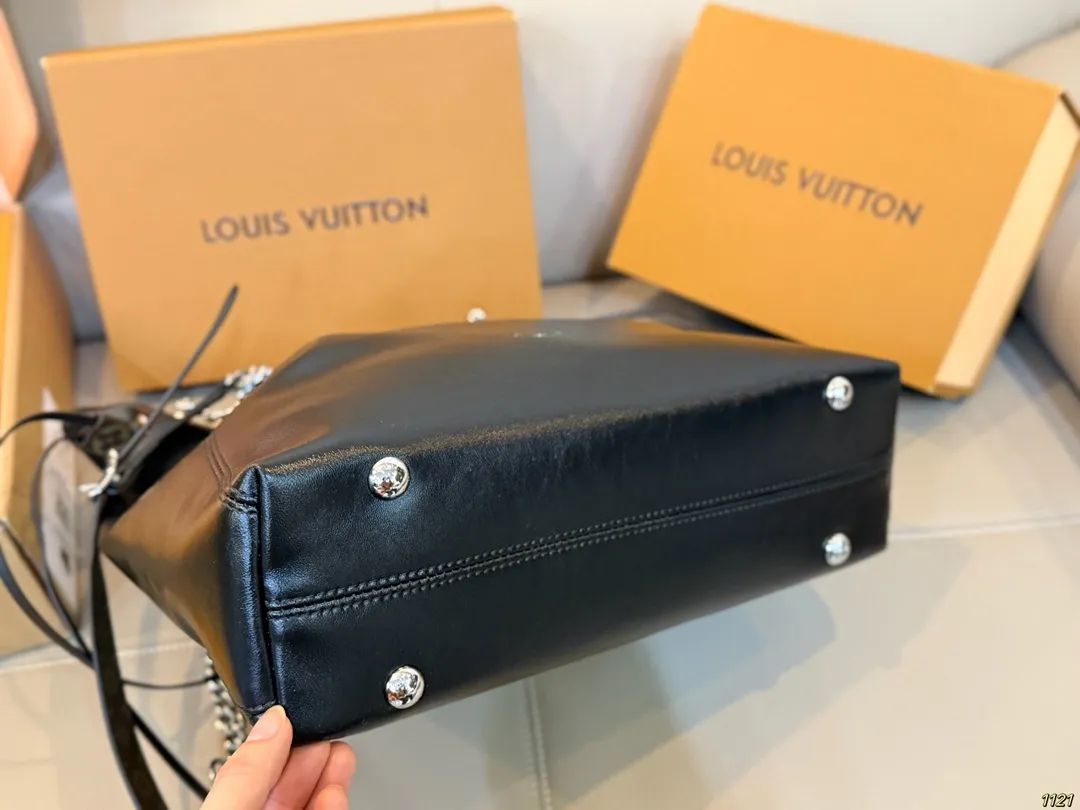 原版复刻&yen;220飞机盒 钢五金163变码芯片 8月新款LV OFF DUTY VIBE也叫&ldquo;下班包&rdquo; 背上它一键去除班味儿，化身都市丽人😍 甜酷中带着一丝儿随性慵懒 包包是抽绳设计，可以单肩也可以斜挎 下班背上它，说走就走 一起来开启下班模式 尺寸：中号单肩包35 37