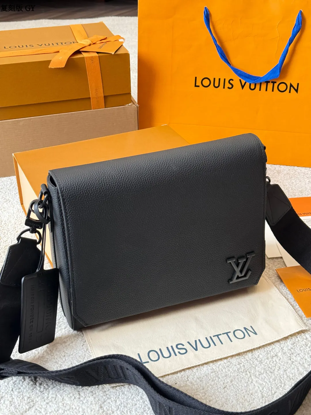 复刻版 p280 LV Takeoff 小号邮差包 LV Takeoff小号邮差包,黑色粒面牛皮+经典 Monogram压纹,低调又有质感!翻盖设计+可拆卸肩带,单肩or斜挎都OK,通勤休闲都能搭。尺寸刚好,手机钱包轻松装下,实用又时髦,是男士必入的经典单品! 尺寸 28 22cm