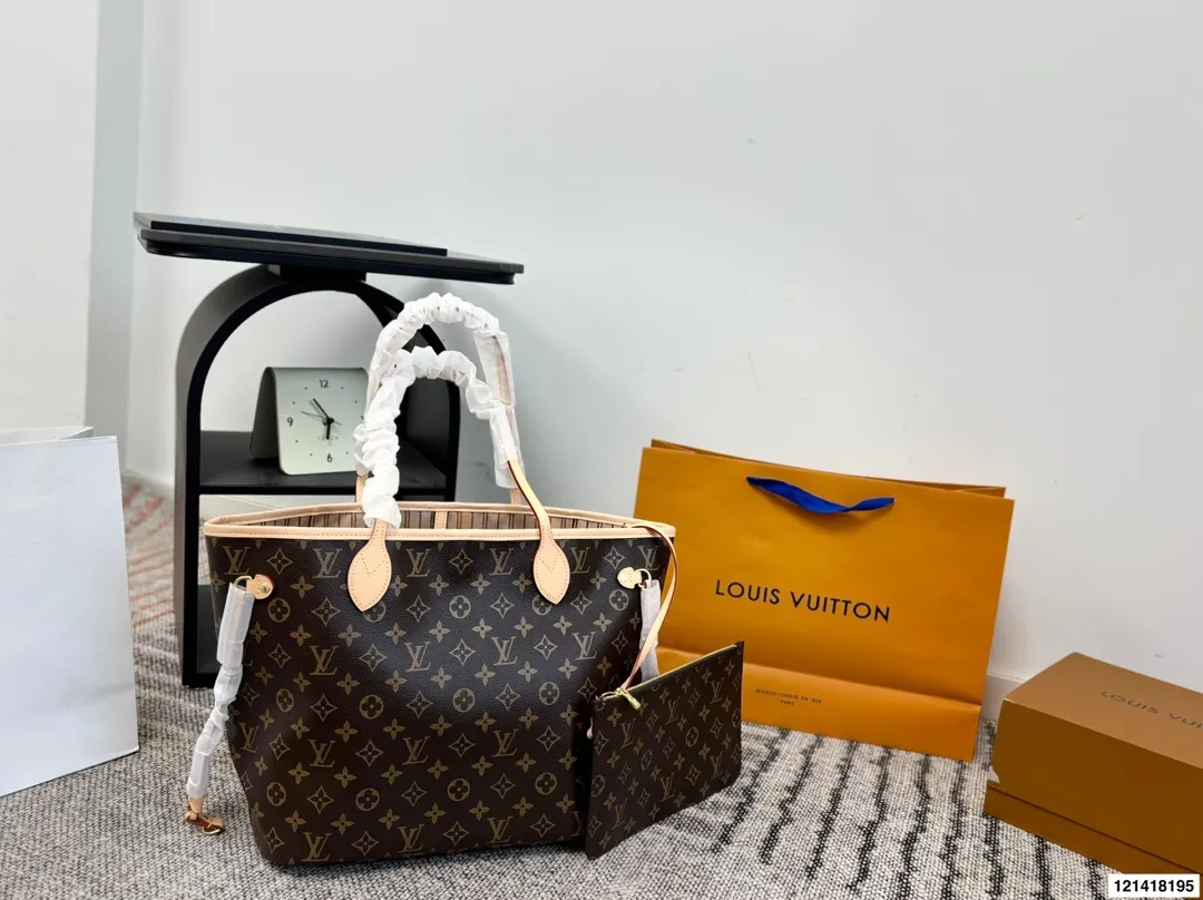 p135 全套包装LV 经典购物袋 Neverfull 全新演绎经典手袋,探索袋内精致细节。重新设计的内袋采用了清新的织物内衬和灵感源自档案馆的复古细节,最值得称道的莫过于可脱卸式拉链手包,它既可单独作为一只精致手拿包使用,亦可作为额外的口袋。明快的内衬色调为 Monogram 经典帆布增加了更多活泼生动之感。尺寸33 30
