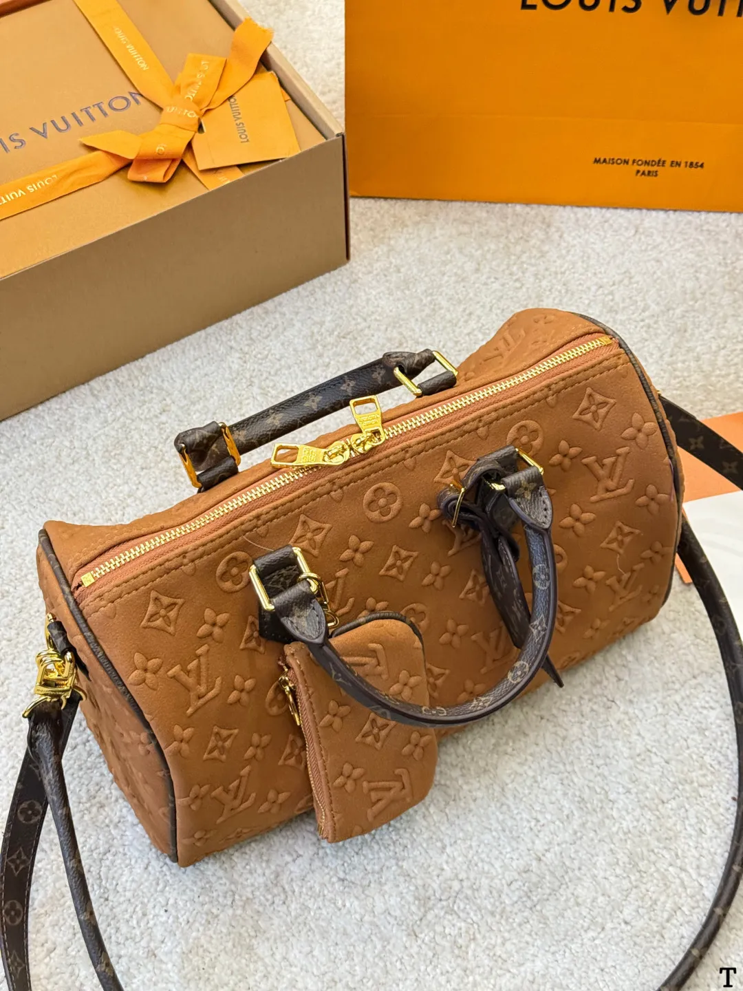 p165 LV 路易威登 Nano Speedy 30枕头包 LV 新款系列 枕头包 手袋,全网首发 LV Speedy nano 枕头包这款Retiro 手袋以标志性 经典永恒。优雅低调的外形设计和宽敞的包身更加入了实用性 尺寸30cm