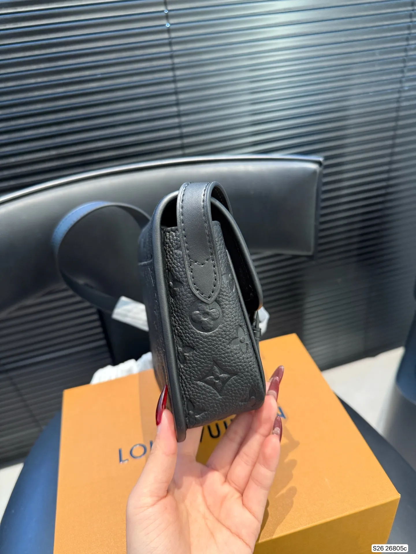 P180 配折叠盒 牛皮Lv邮差 真被这个LV小包惊艳到 之前的大邮差终于出小版了！ 变小后更加精致了 而且放手机等物品无压力 尺寸：20 16 货号26805