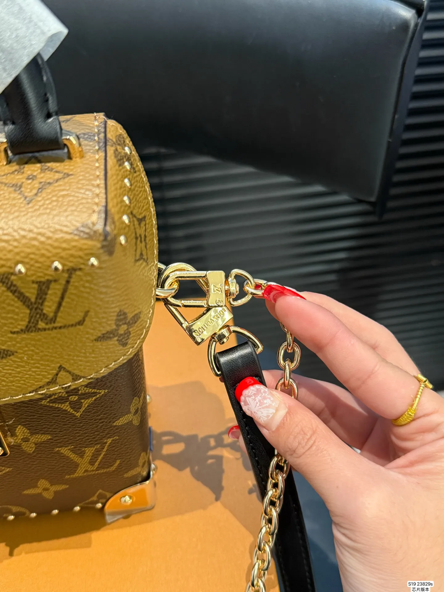 P145 配盒子 Lv手机包芯片版本 LV | 老花新款Metis手机包圃首发实拍分享LV 能放下16PROMax啦 出门特别方便 链条是和金属拼接,时髦感满满! 尺寸:12 17 货号23829s