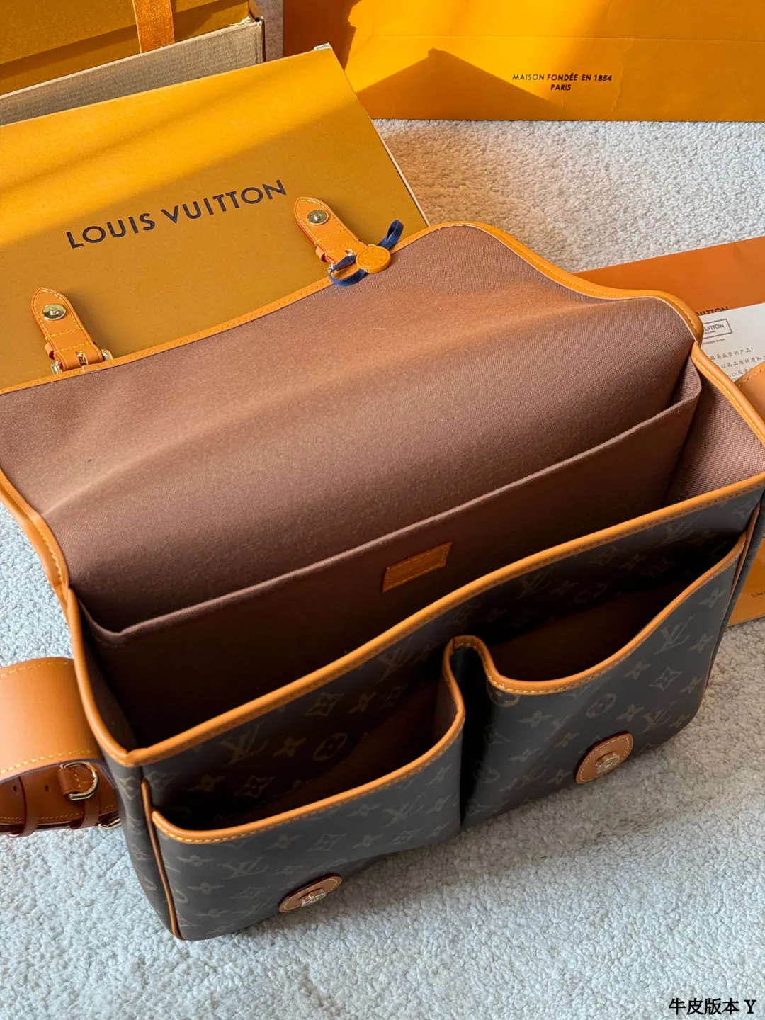 牛皮版本 p250 LV Satchel 邮差包 LV Satchel邮差包，经典Monogram老花帆布+深蜜色牛皮饰边，复古学院风满满！小巧精致，日常通勤、休闲出行都超适合艹。双扣设计+可调节肩带，单肩斜挎都OK，内部空间能装手机、钥匙、卡包等小物。灵感源自1930年代邮差包，实用又有收藏价值，男女都能轻松驾驭，搭配休闲或复古穿搭都很出彩 尺寸 35 26cm