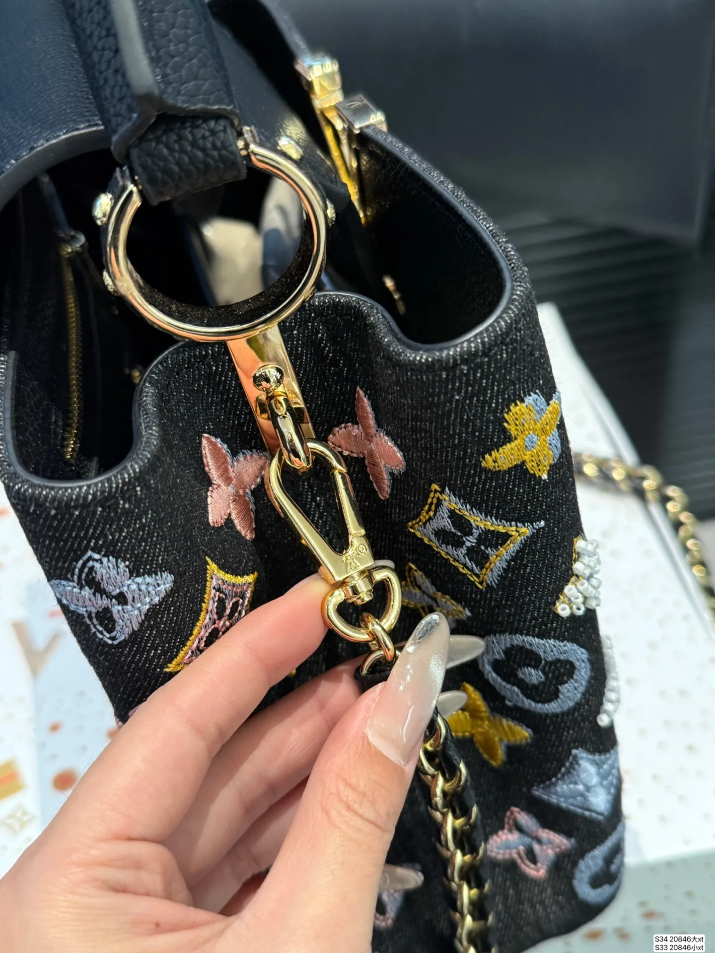 大号P220 小号P215 LVCapucines 贵妇包 超繁琐制作工序，女王范儿必备，经典大logo设计，结合monogram经典小花元素[哇]简洁大气，尺寸合理、容量OK，可手提可单肩， 尺寸：大号27 18 小号20 14 货号大20846