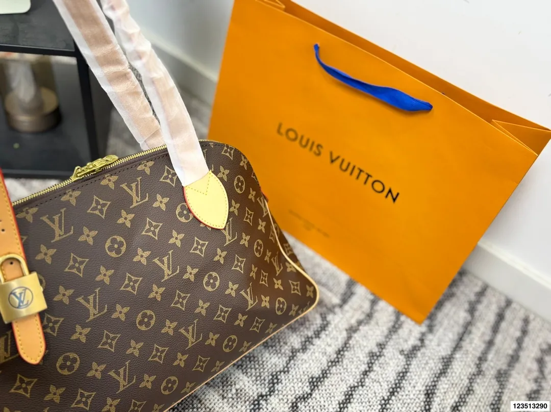 p140 无盒 LV 新款购物袋系列Low Key Hobo手袋中古系列锁头托特tote 可调节肩带点缀经典铭纹挂锁 尺寸43.26