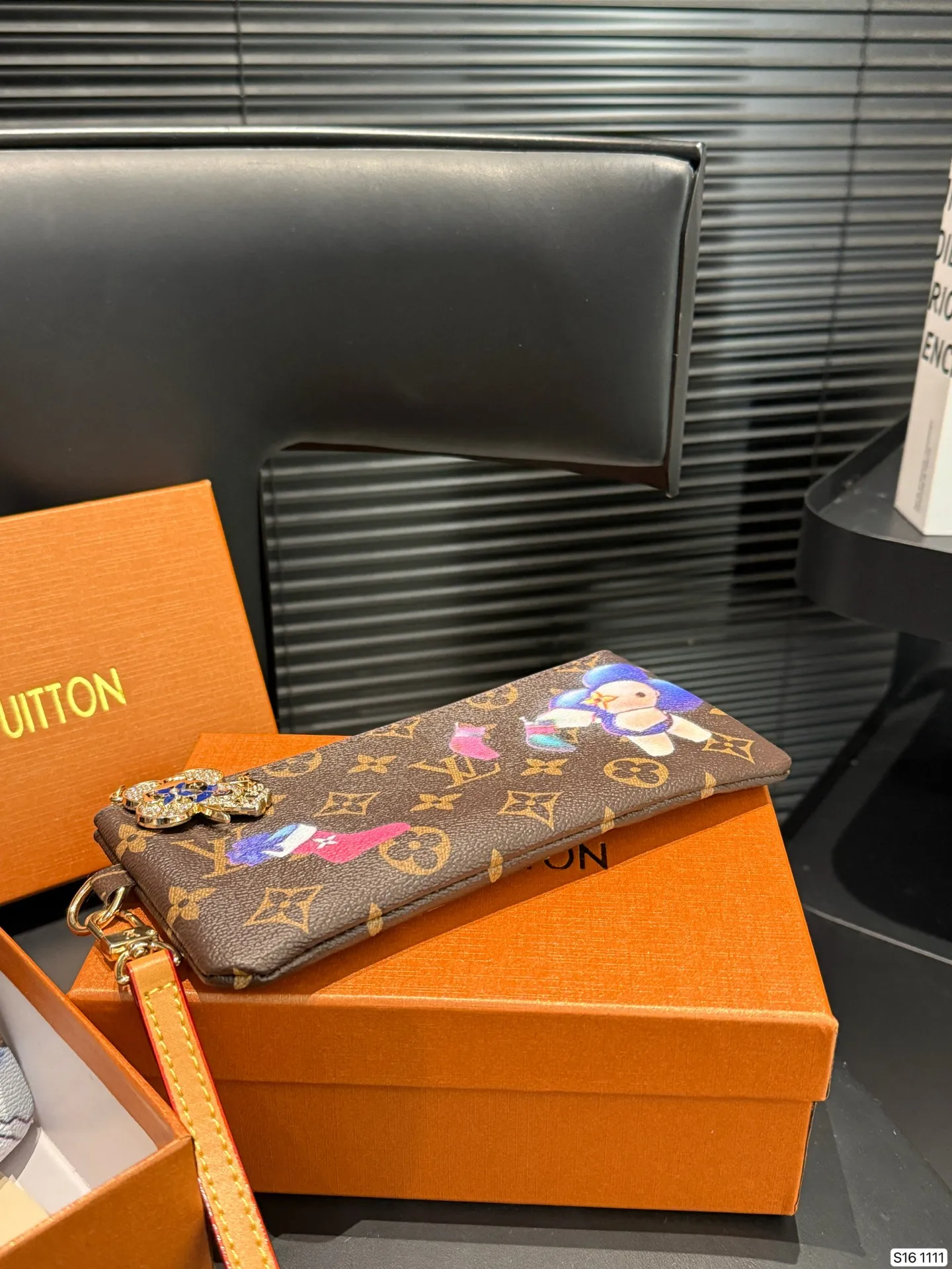 P130 配盒子 LV 专柜最新款火爆登场!做工精致, 媲美专柜!多功能小钱包超级实用 尺寸20 10 货号1111