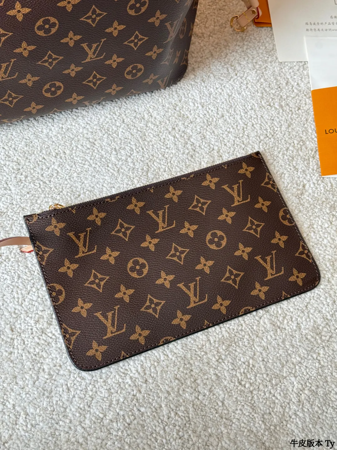 牛皮版本 p175 Lv 牛皮 L家 Neverfull 中号购物袋！入门级的款式哦！绝对的终身款！此物经典不言而喻！街拍和实用都是非常nb的选择！大家拿到后可以感受下，皮质颗粒之间空袭分明，宽度平均，摸上去软硬适中，变色皮哦！尺寸 ：32 *28 （密封折叠礼盒包装 配海关贴 发票 免税店证书📄）