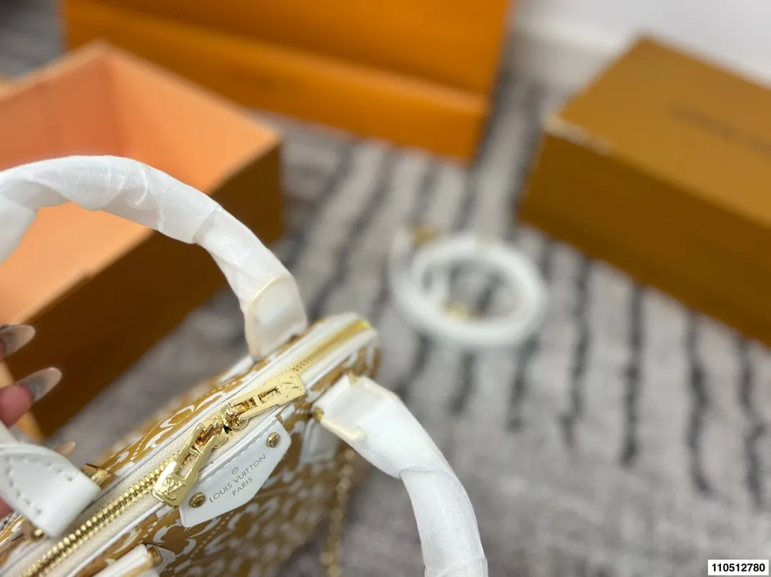 p190 配折叠盒 Lv Alma贝壳包 内敛!深沉!有味道! 这款百搭的经典手袋 依然很受现代的青睐! 尺寸:22 17