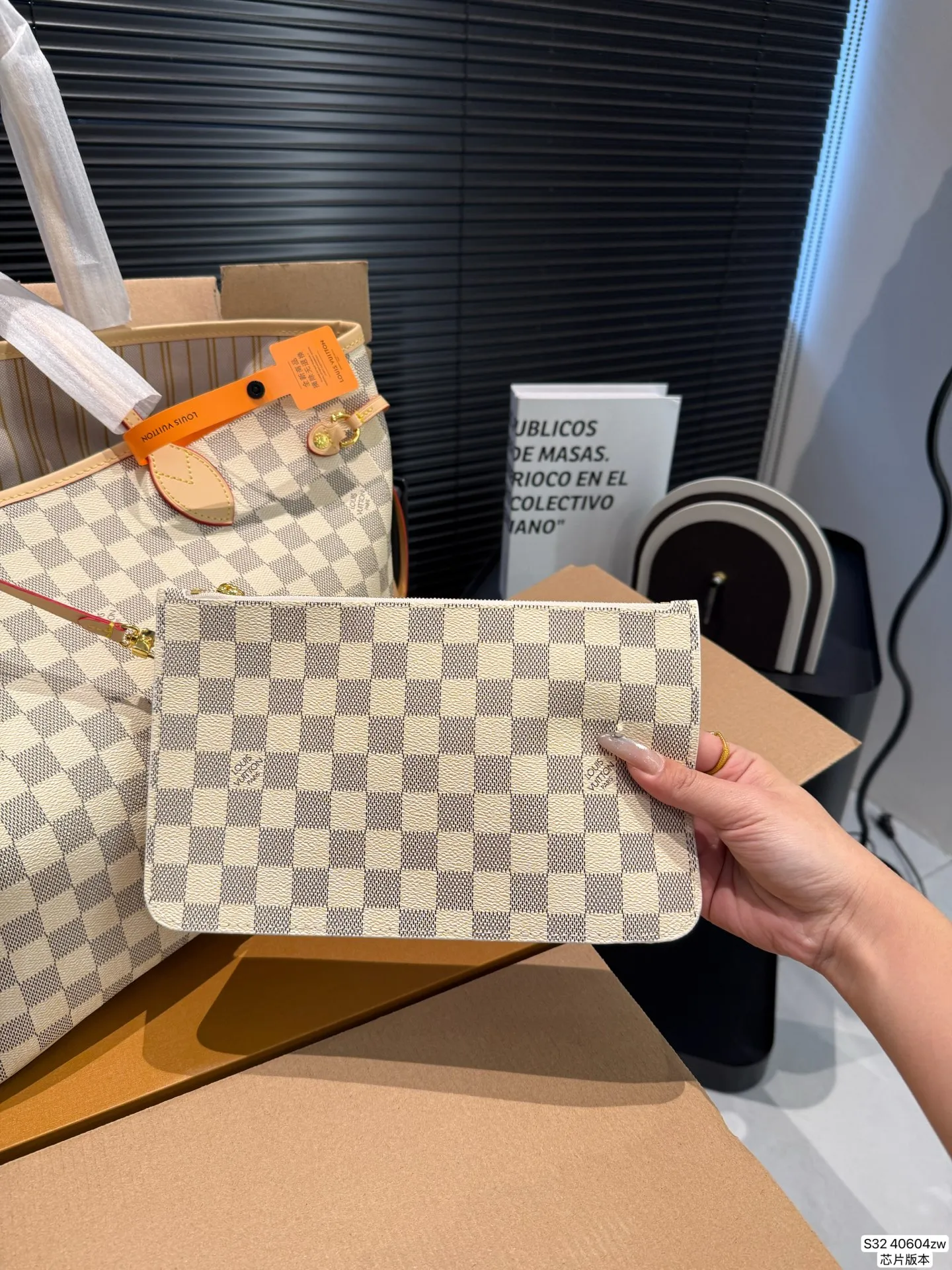 P210 配折叠盒飞机芯片版本 LV 经典购物袋 Neverfull 全新演绎经典手袋，探索袋内精致细节。重新设计的内袋采用了清新的织物内衬和灵感源自档案馆的复古细节，最值得称道的莫过于可脱卸式拉链手包，它既可单独作为一只精致手拿包使用，亦可作为额外的口袋。明快的内衬色调为 Monogram 经典帆布增加了更多活泼生动之感。尺寸31 29 货号40604