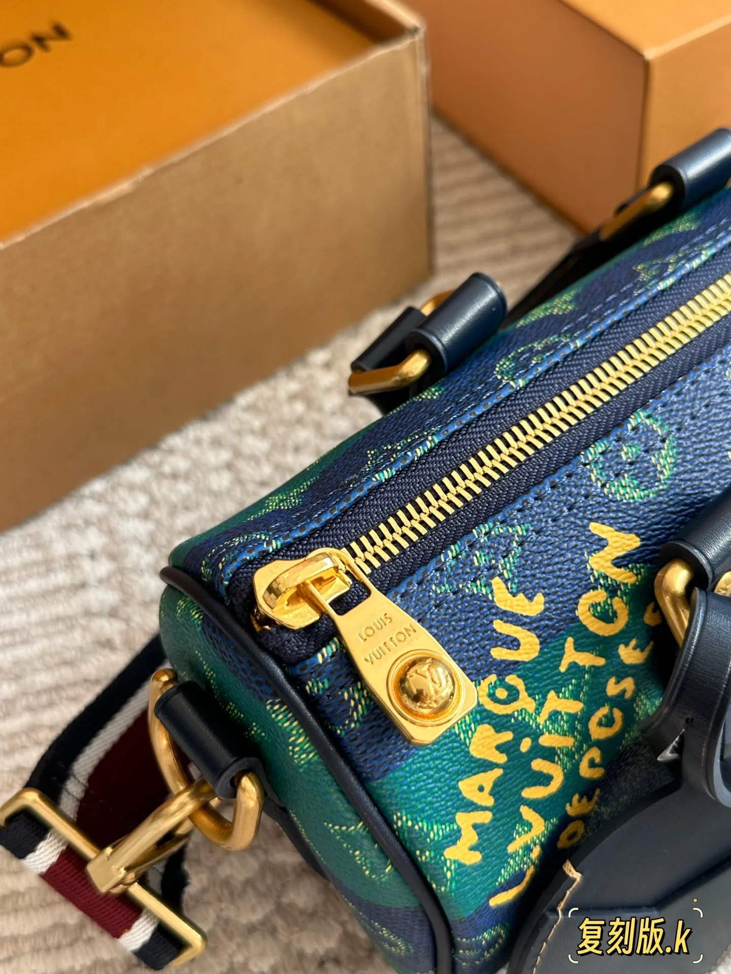 &yen;230 复刻版 Lv X Nigo Keepall xs 枕头包 手袋是一款理想的都市手袋。 标志性的造型与经典的 Monogram 帆布，加之多种携带方式和奢华的天然牛皮饰边为该包平添一份时尚前卫之感。尺寸：25 14cm全套礼盒