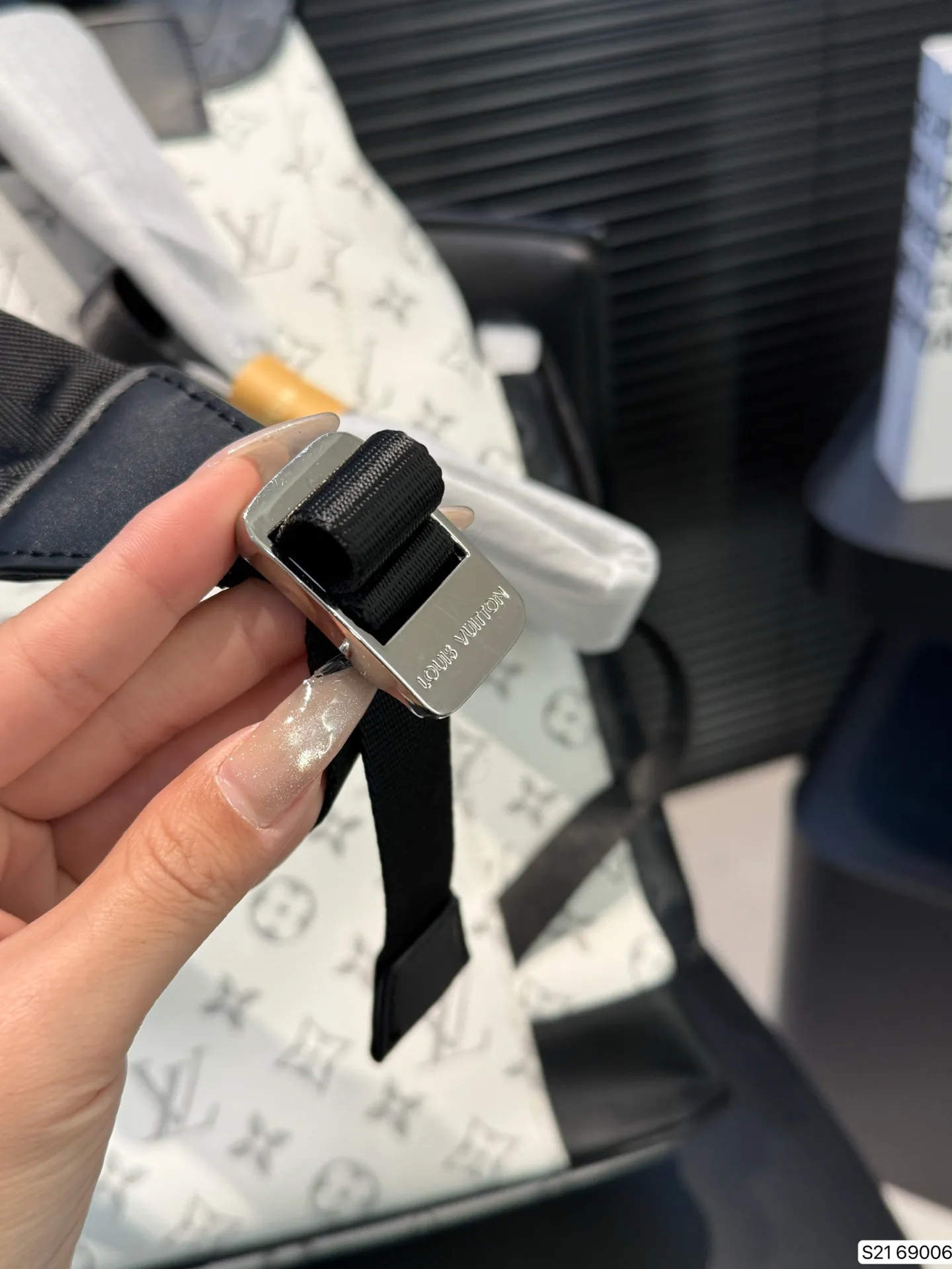 P155 LV 早春最新款 双肩包 这款时尚功能背包是最适合都市活躍人士 它将运动袋形与独特的品牌细节元素结合 背都超好看哦!尺寸: 32 42 货号69006