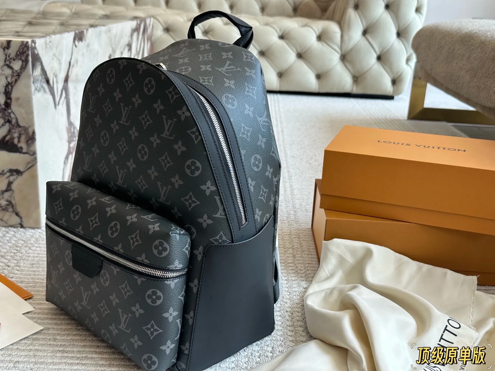 复刻版 纯牛皮 p225 经典老花潮人必备双肩包！ Discovery 小号双肩包取材 Monogram Eclipse 帆布，以更为紧凑的构型延续灵活功能。外袋、拉链前袋和开口 侧袋方便取放物品，内袋确保收纳井然有序。size： 29&times;38&times;20cm