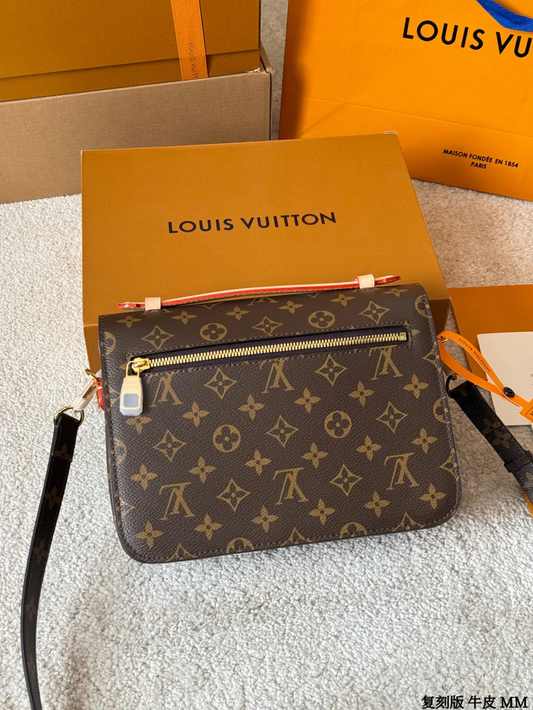 复刻版 牛皮 p260 Lv Pochette Métis 邮差包 复刻版 牛皮 邮差包老花手提单肩斜挎包,优雅低调的外形设计和宽敞的包身更加入了实用性,LV闪亮的纯钢金色五金配件- 可调节肩带,配有树糕皮的肩垫,拉链闭合 超细纤维内衬 尺寸:25*20cm