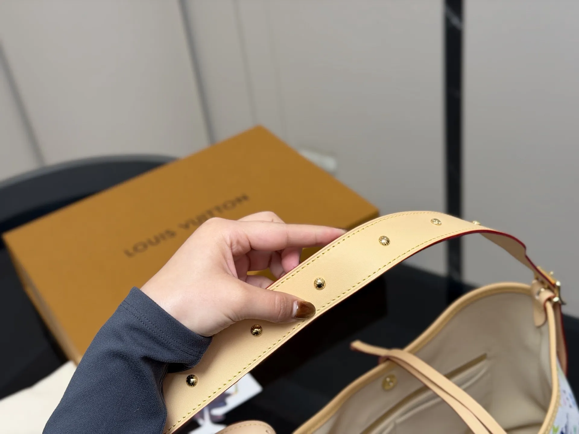 ¥250 配折叠盒飞机盒 size: 29*25cm(中) Lv 最强者CarryAll, 可爱休闲都ok哈 carryall是真的强! 内附一只收纳零钱包, 性价比无比在线了… 搜索🔍carryall 蝴蝶结