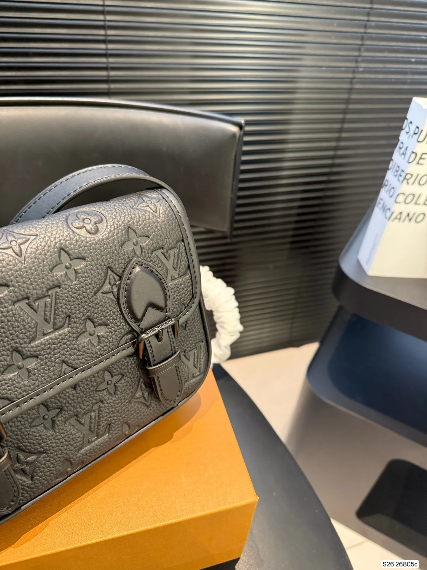 P180 配折叠盒 牛皮Lv邮差 真被这个LV小包惊艳到 之前的大邮差终于出小版了! 变小后更加精致了 而且放手机等物品无压力 尺寸:20 16 货号26805