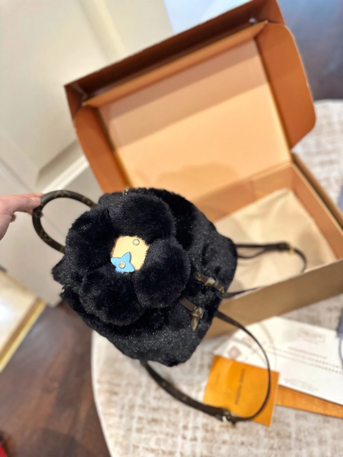p120 礼盒包装 size 20 26 LV SKI滑雪系列vivienne Ski Snow系列 毛毛 双肩包 手机包 Louis Vuitton超限量Vivienne双肩包全日本限量发 等了一个月终于到货咯实物真的很可爱 容量感人 超可爱的手机包