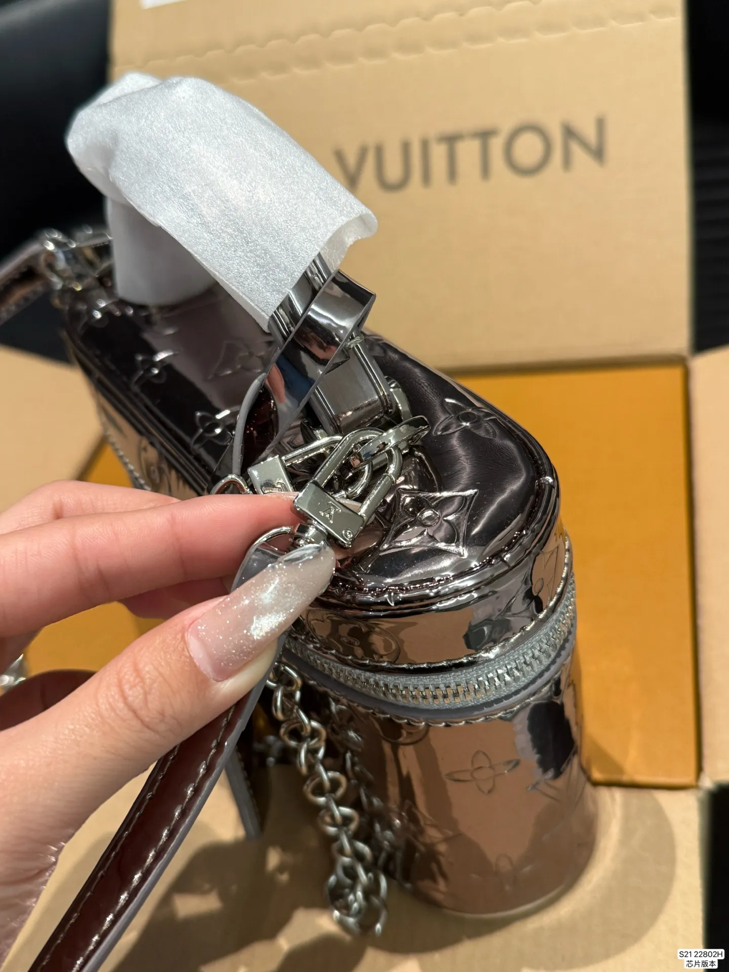 P155 配折叠盒飞机盒 LV新款小盒子，实物太美了！🤍🩶 被这个盒子美翻了！ 包柜里怎么能没有一只惊艳的包包呢！[皱眉R] 这只包谁拎谁美吧！做这个冬天❄️最闪的崽 🉑手拎🉑腋下🉑斜挎！别太实用了吧 尺寸19 12 货号22802