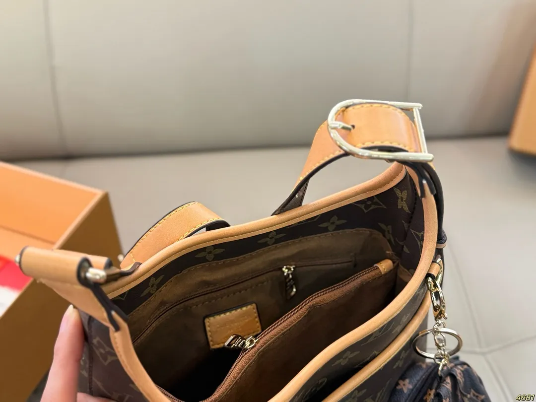 ¥135 LV新款腋下包 质感爆棚的美 上身真的太太太有质感啦 日常逛街不要太吸晴 尺寸23 22