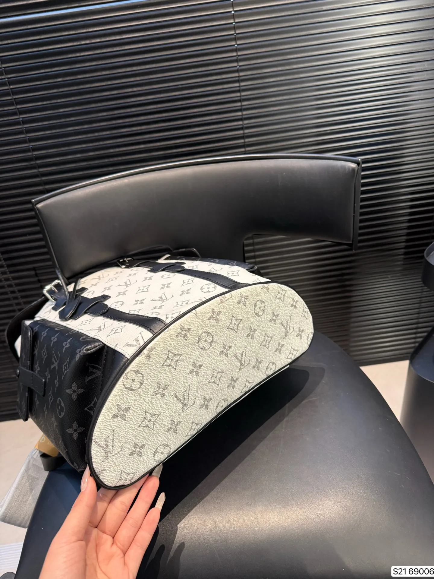 P155 LV 早春最新款 双肩包 这款时尚功能背包是最适合都市活躍人士 它将运动袋形与独特的品牌细节元素结合 背都超好看哦!尺寸: 32 42 货号69006